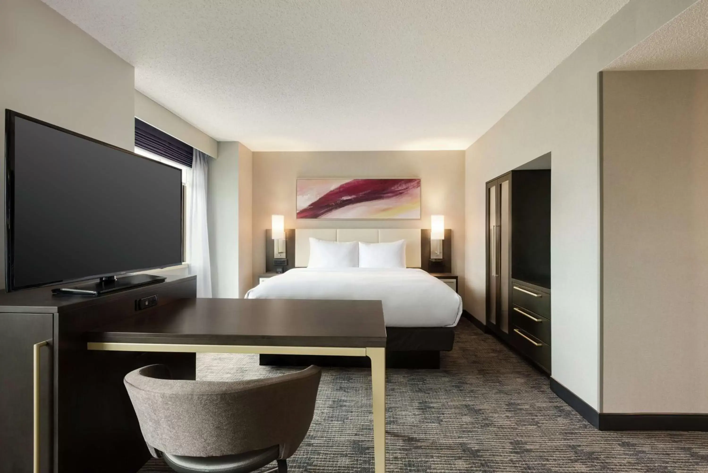 Bedroom, Bed in DoubleTree by Hilton St. Paul, MN