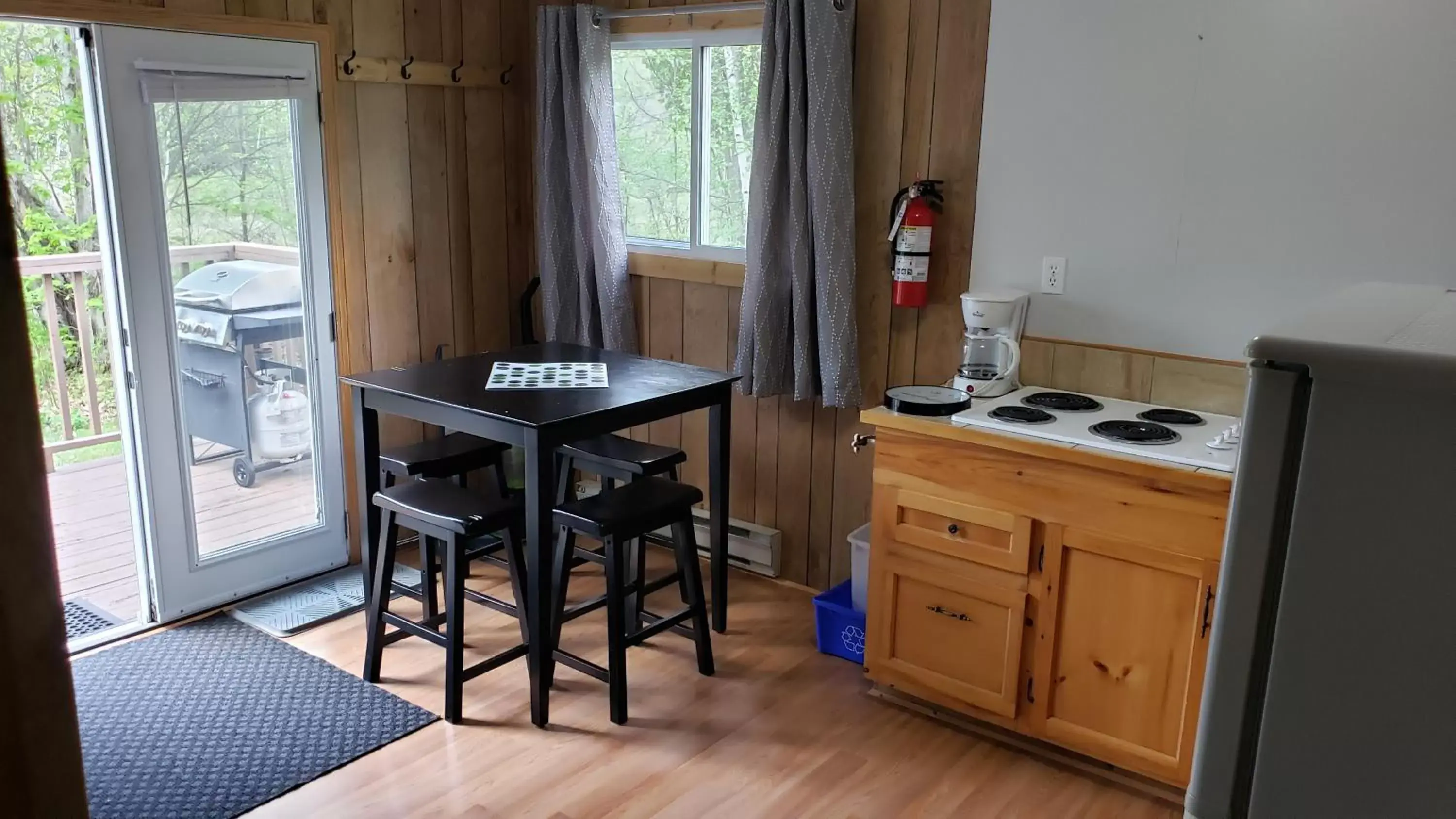 Kitchen/Kitchenette in Parkway Cottage Resort and Trading Post