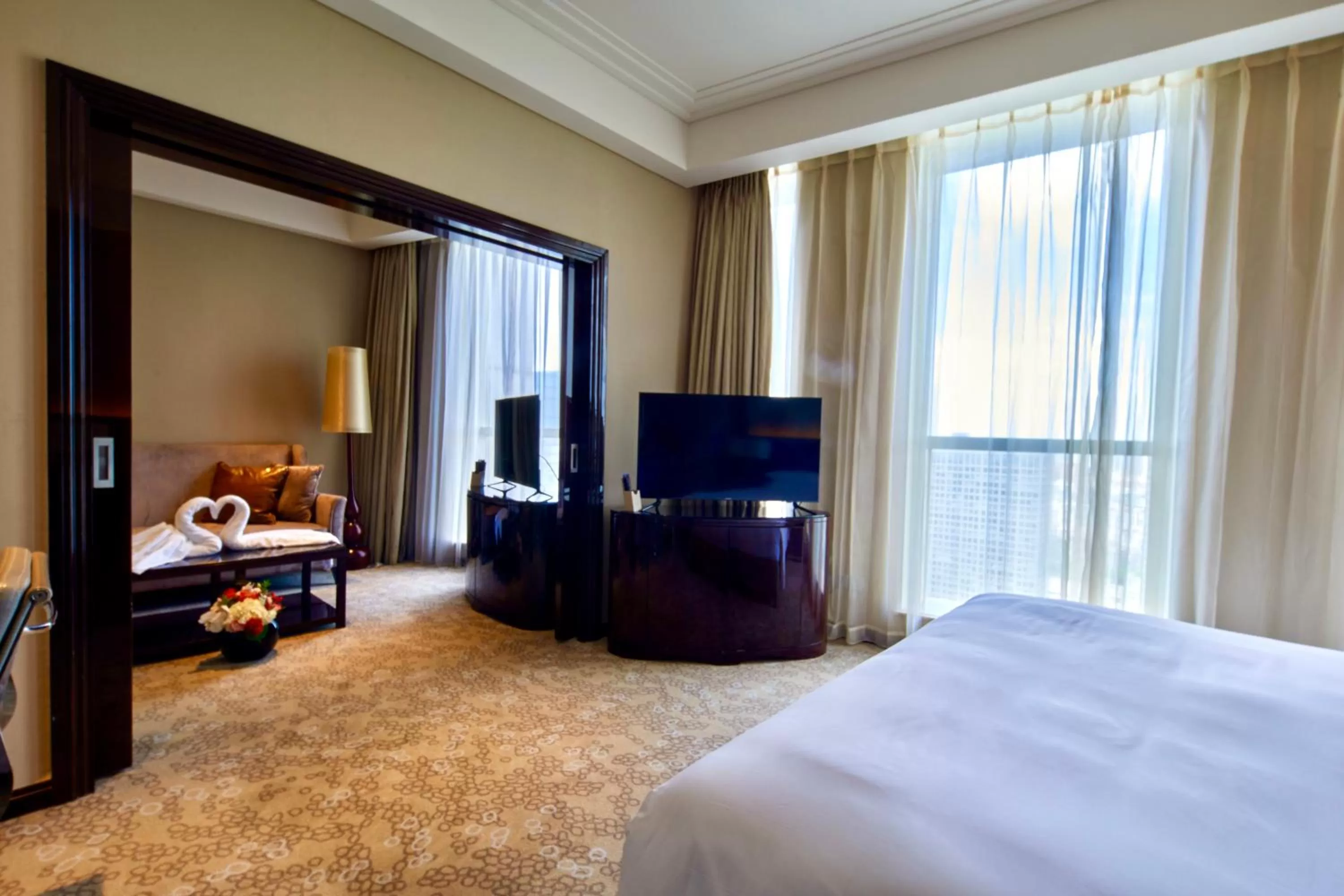 Photo of the whole room, Bed in Renaissance Shanghai Pudong Hotel