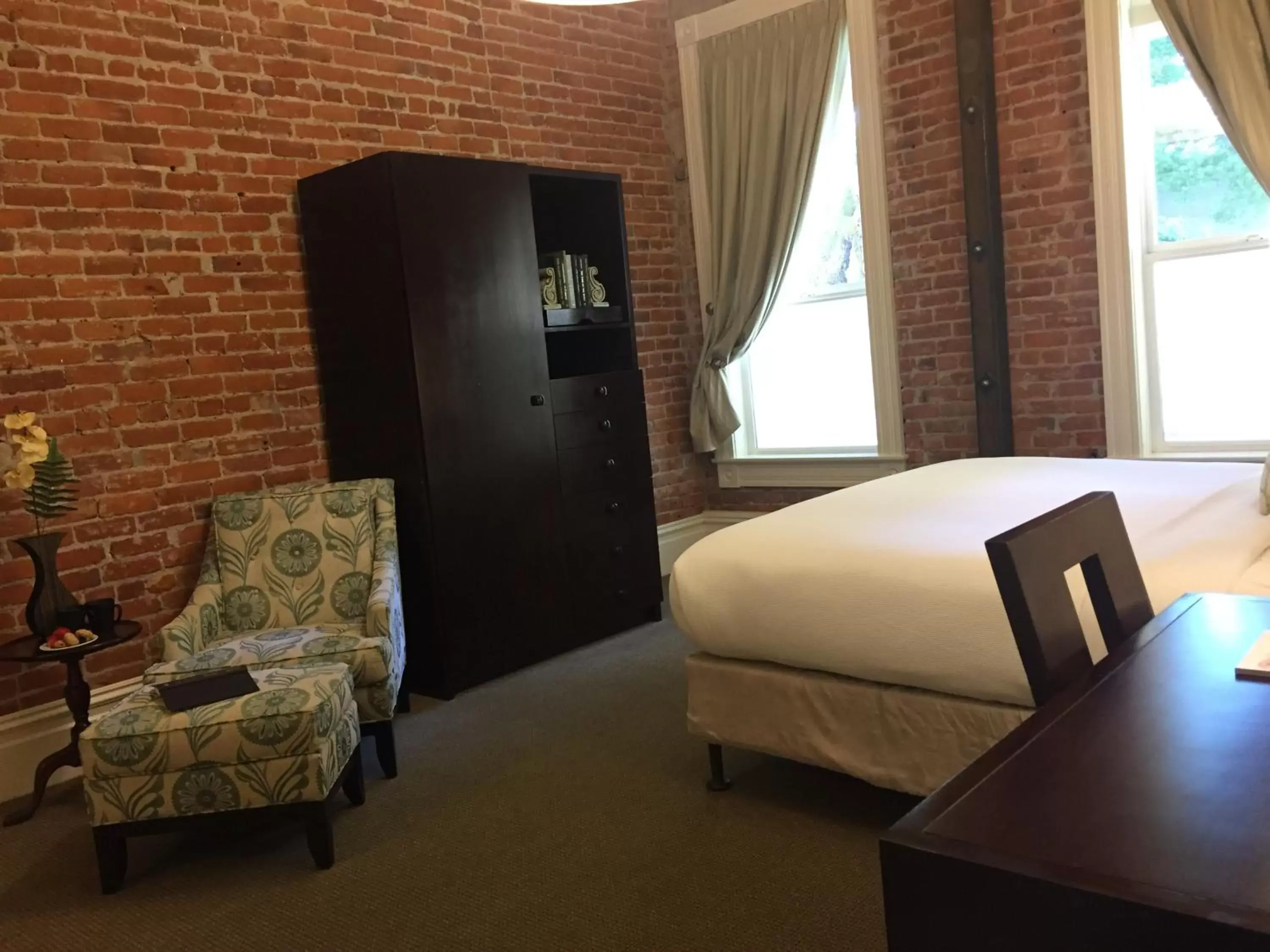 Photo of the whole room, Seating Area in Healdsburg Inn on the Plaza, A Four Sisters Inn