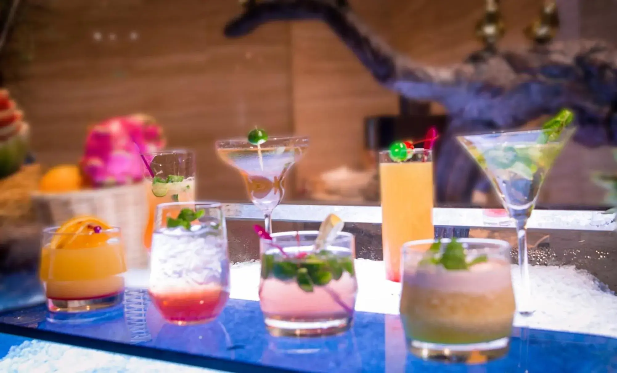 Lounge or bar in Crowne Plaza Shanghai Noah Square by IHG Lounge or bar in Crowne Plaza Shanghai Noah Square by IHG