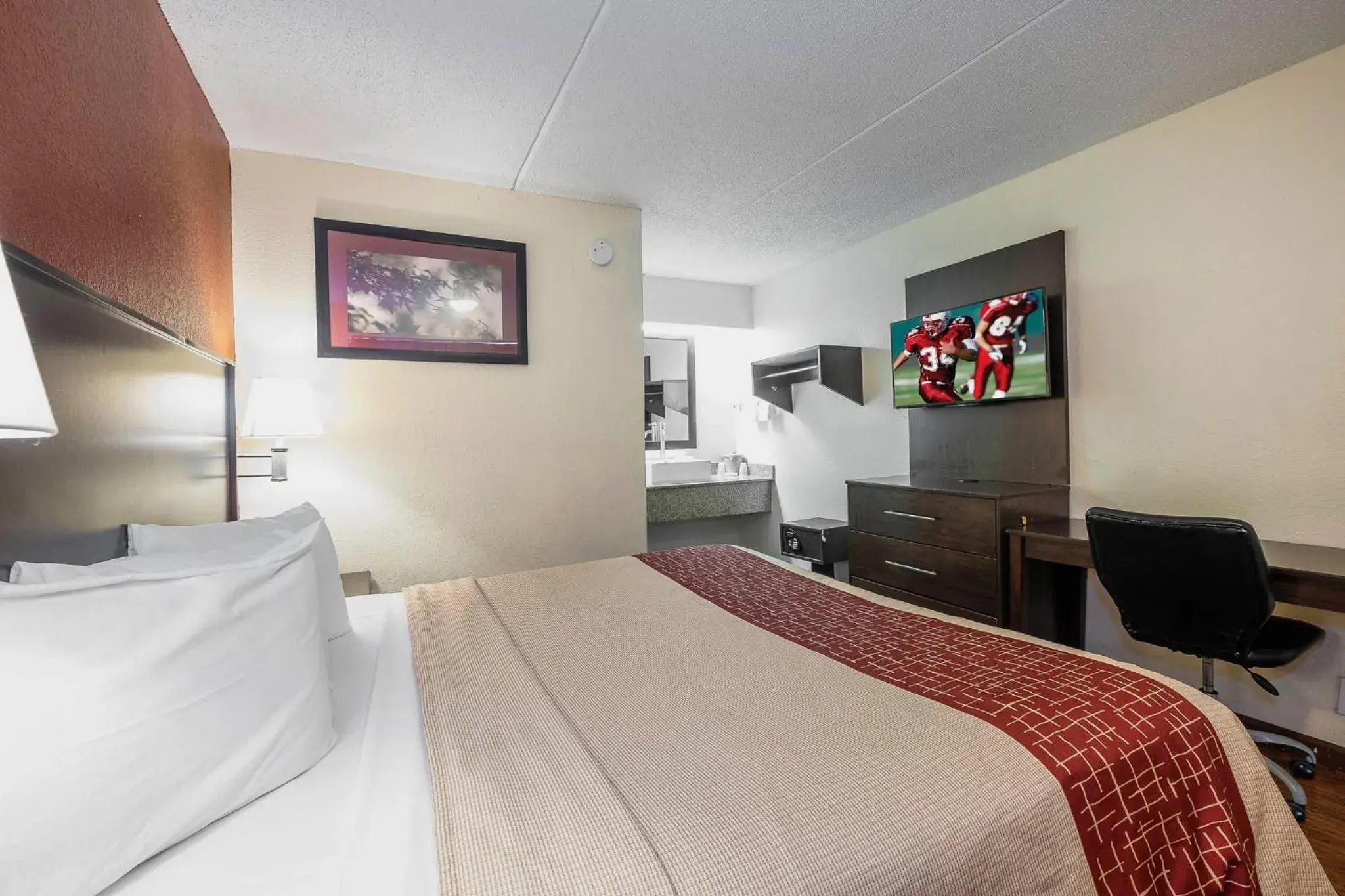 Photo of the whole room, Bed in Red Roof Inn Jackson North – Ridgeland