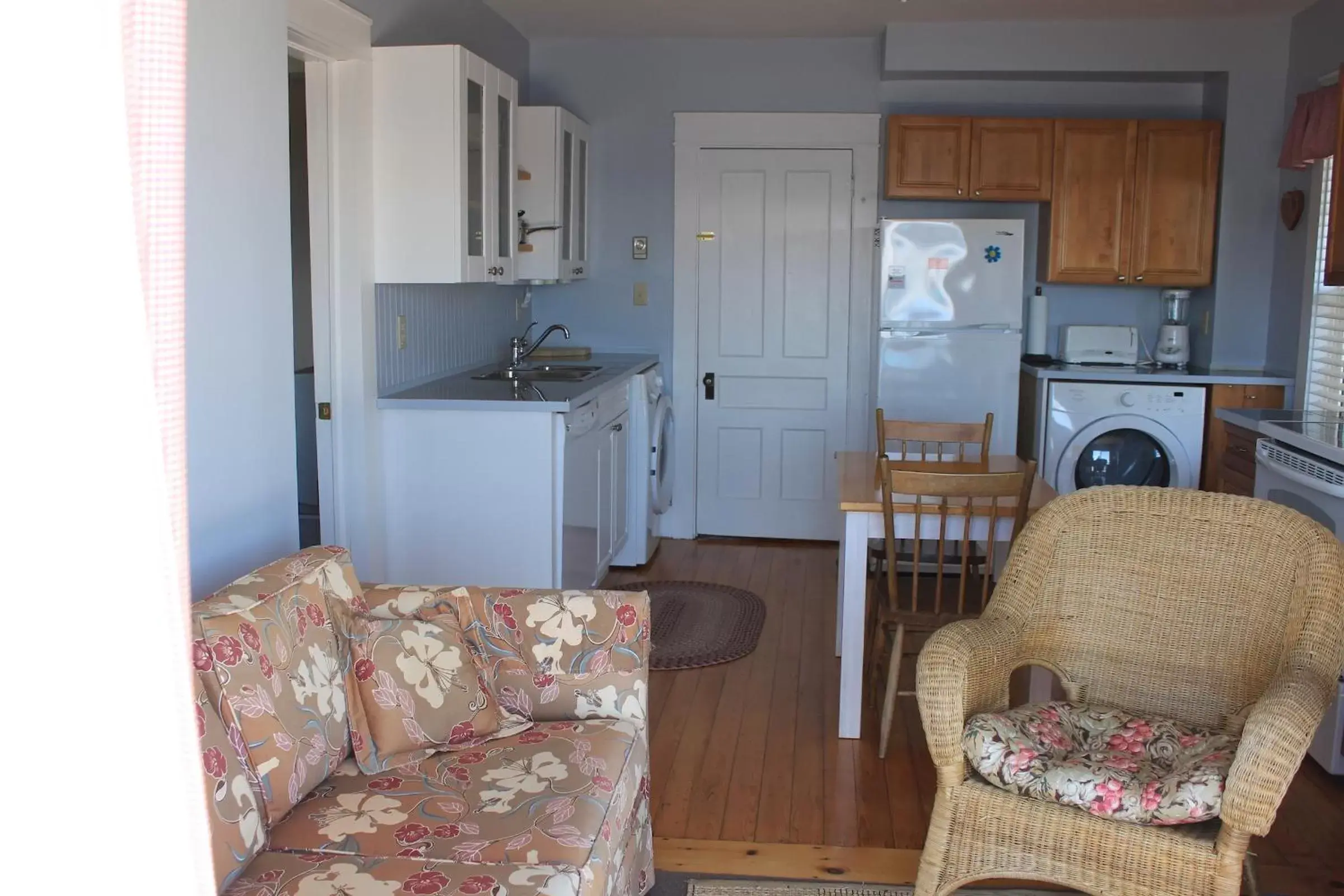 Seating area, Kitchen/Kitchenette in Compass Rose Heritage Inn