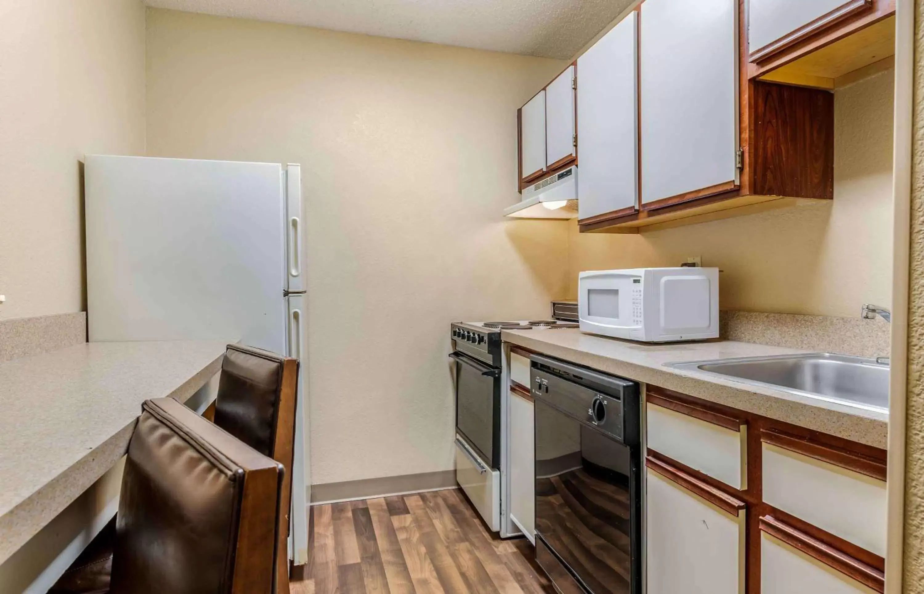 Bedroom, Kitchen/Kitchenette in Extended Stay America Suites - Evansville - East