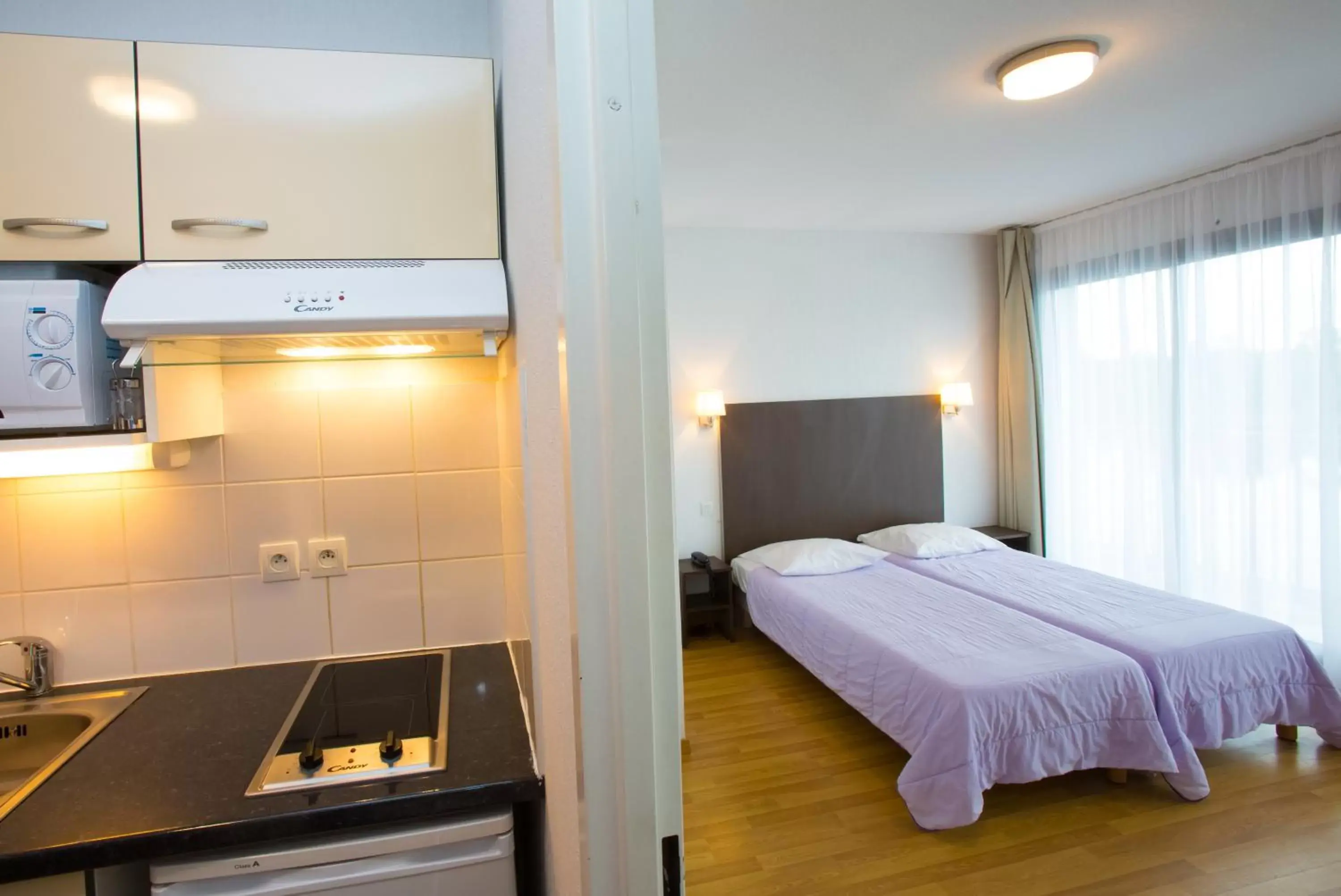 Kitchen or kitchenette, Bed in All Suites La Teste – Bassin d’Arcachon