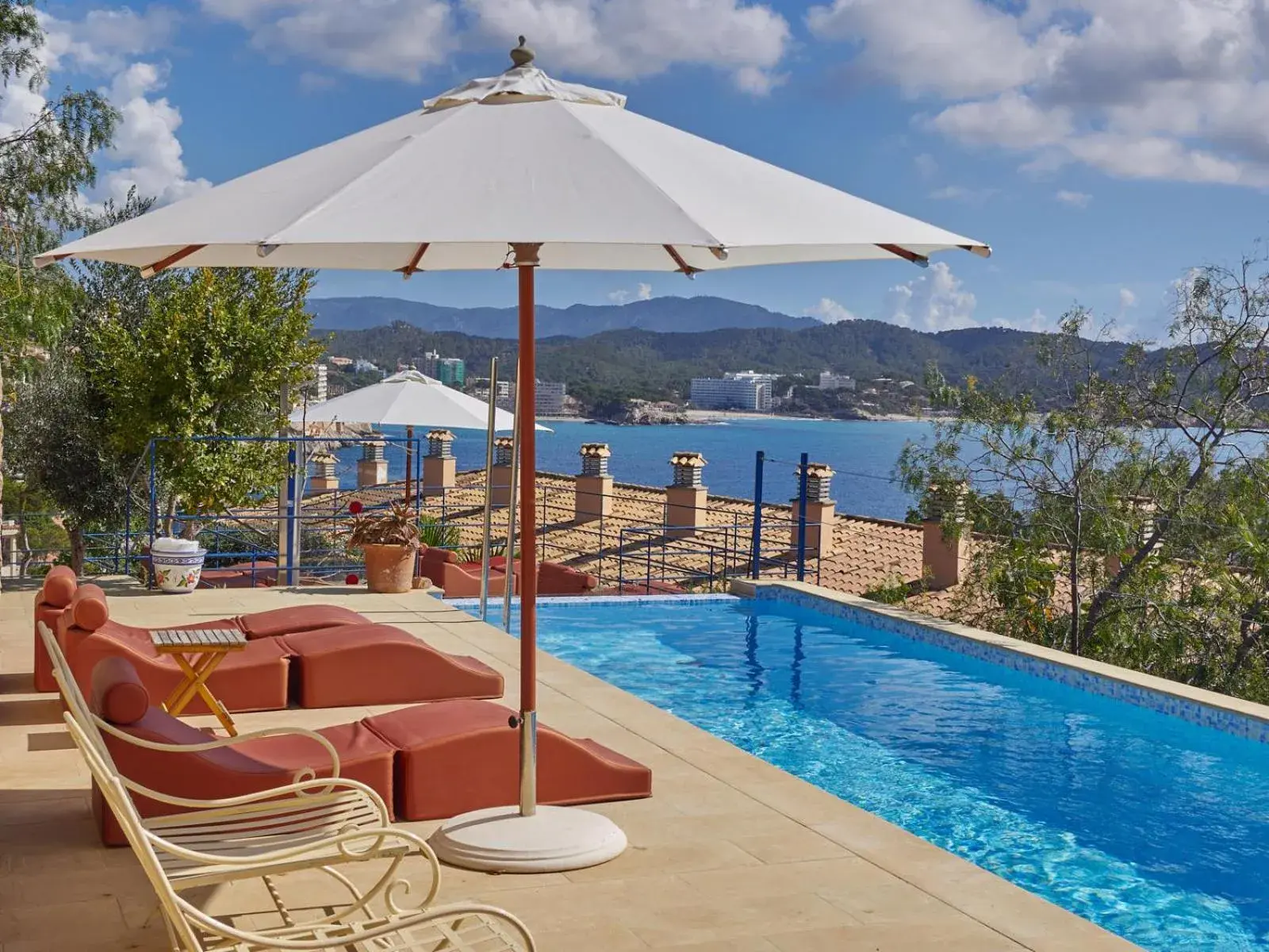 Garden, Swimming Pool in Hotel Petit Cala Fornells