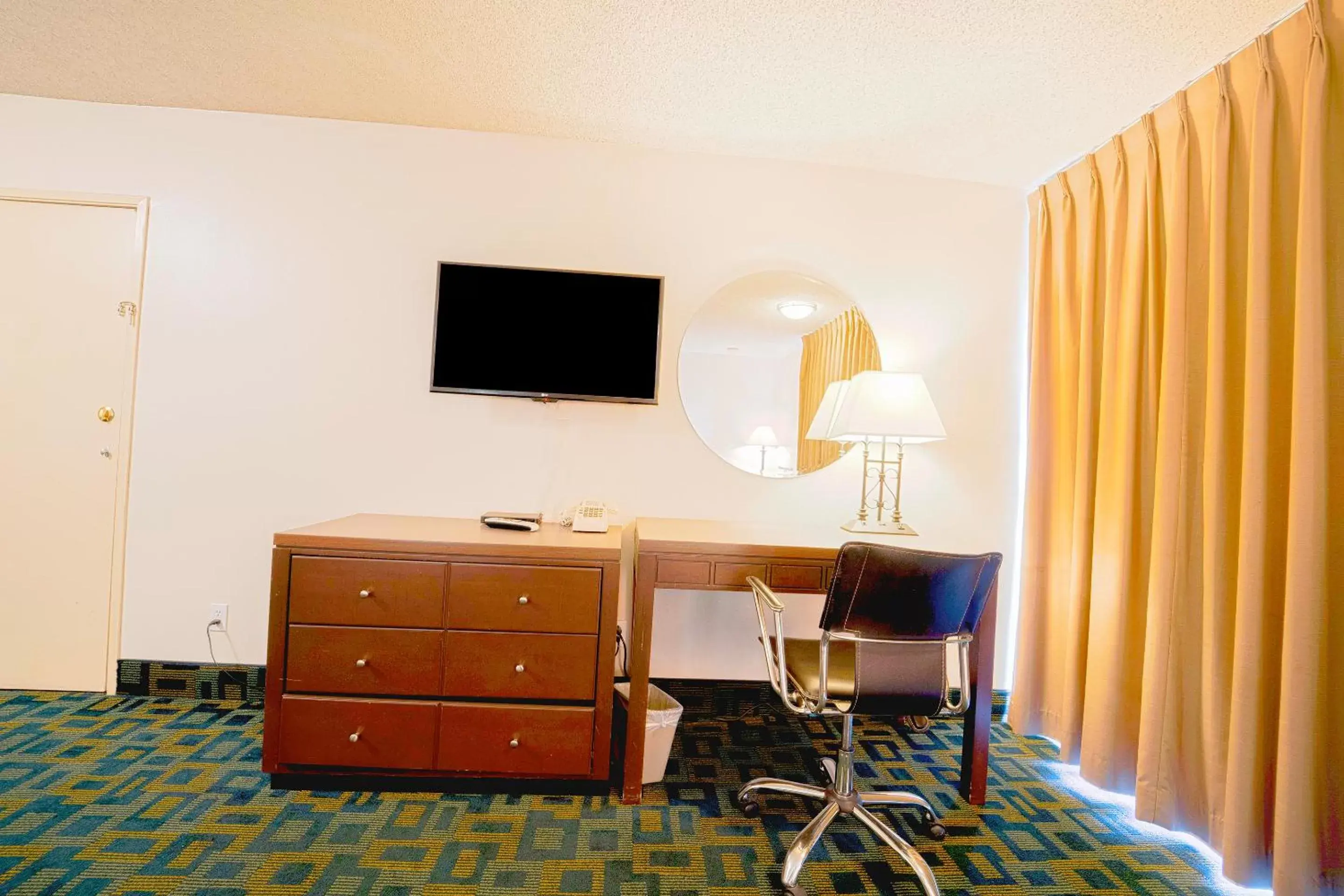 TV and multimedia, TV/Entertainment Center in Royal Plaza Inn Indio