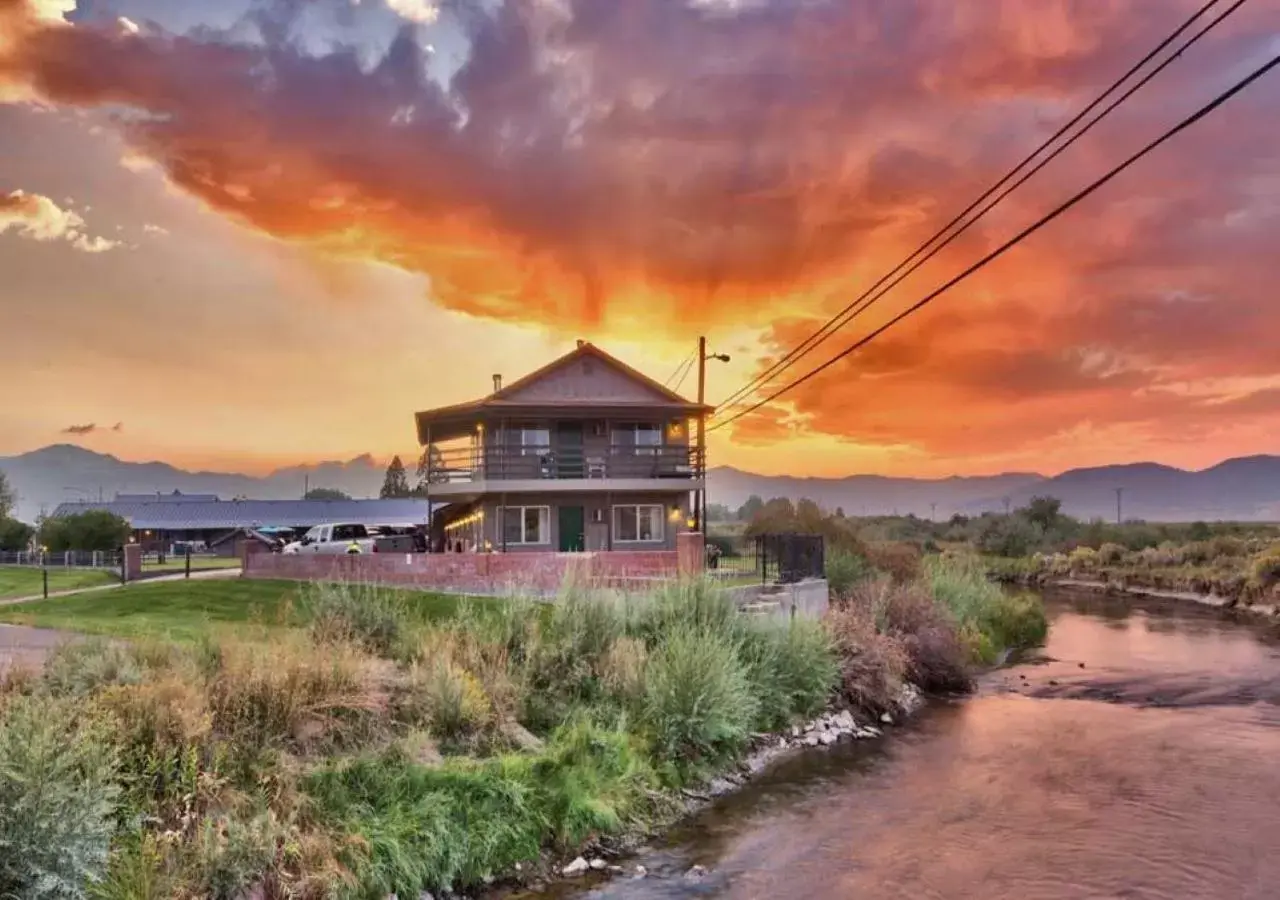 Property Building in Walker River Lodge