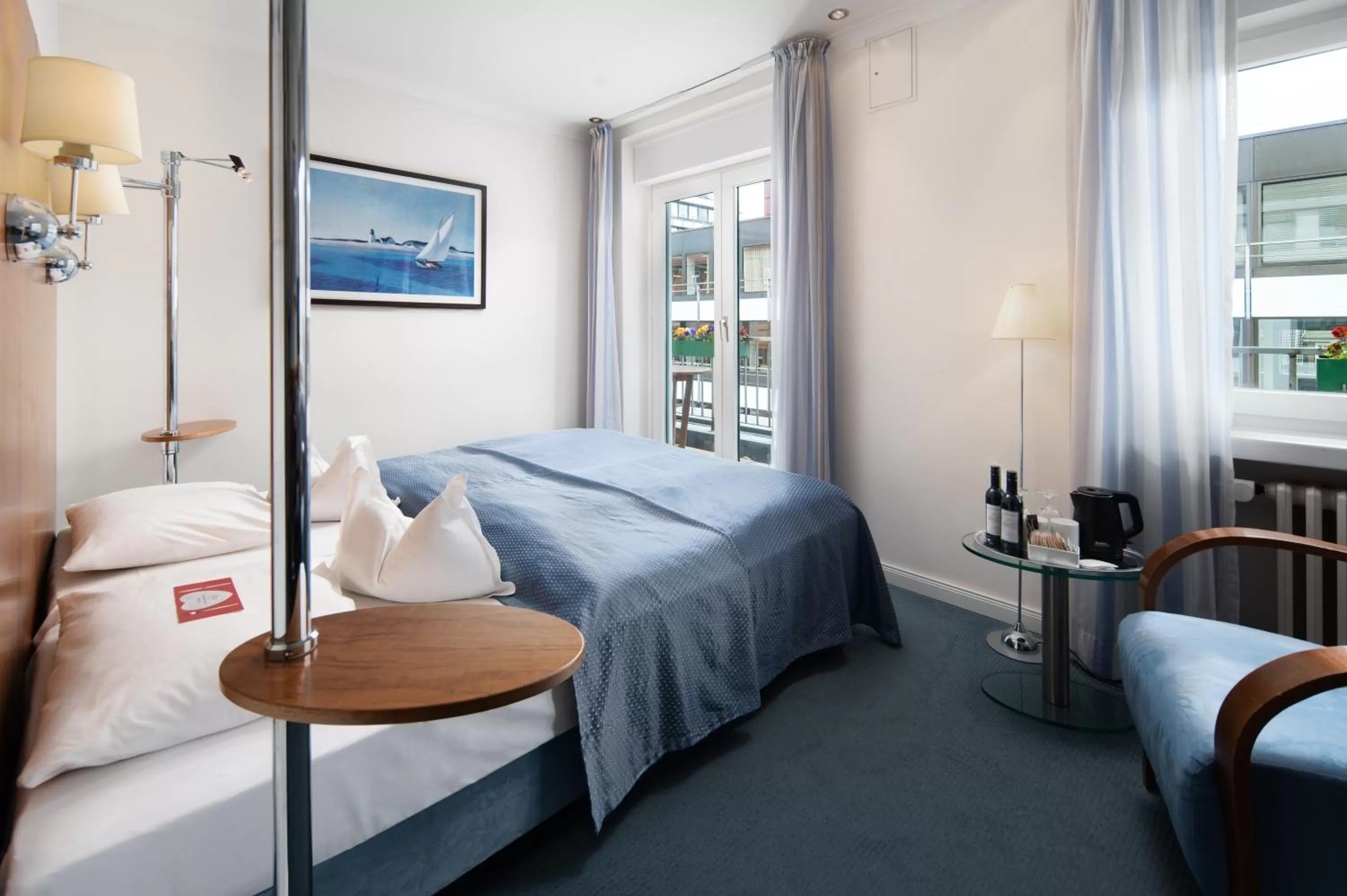 Photo of the whole room, Bed in Hotel Baseler Hof