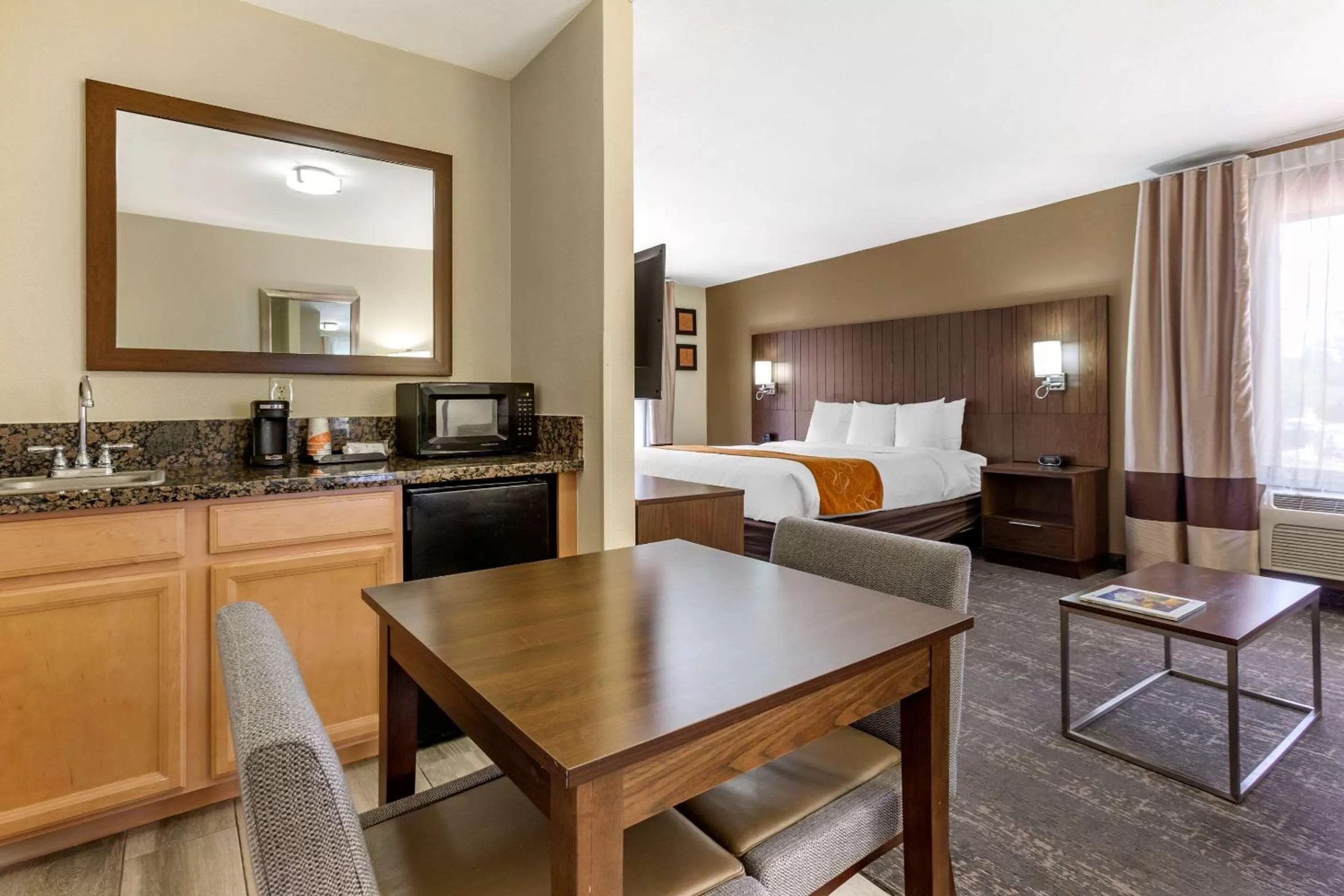 Photo of the whole room, Bed in Comfort Suites Tucson near Sabino Canyon