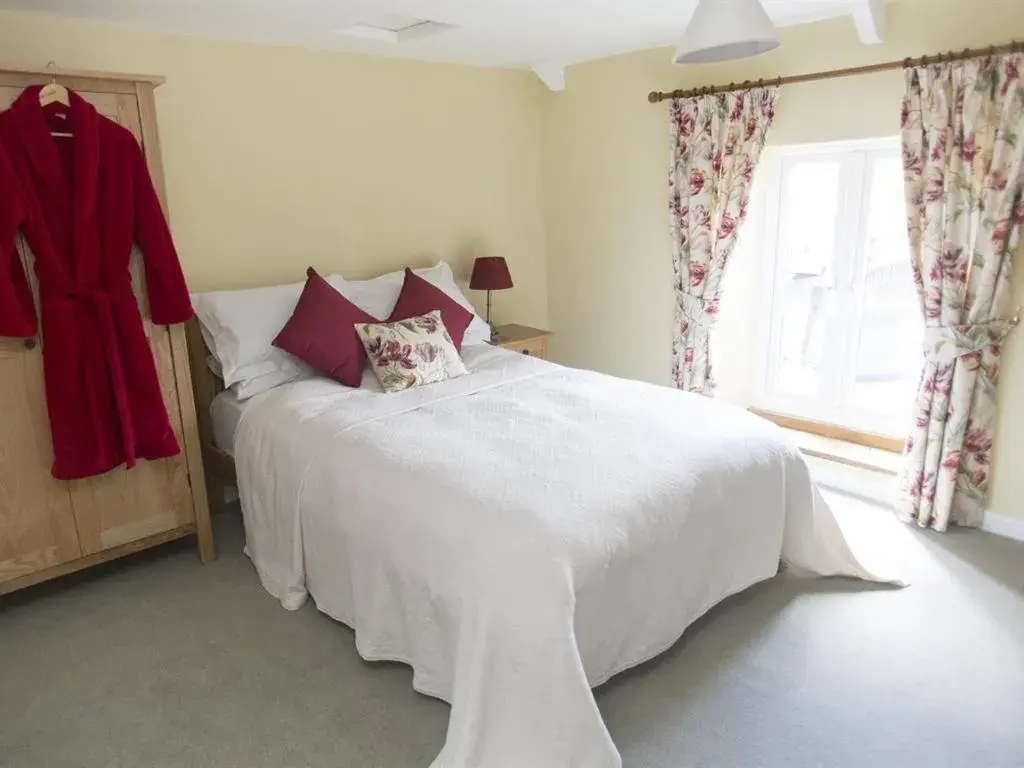 Bedroom, Bed in Withy Cottages