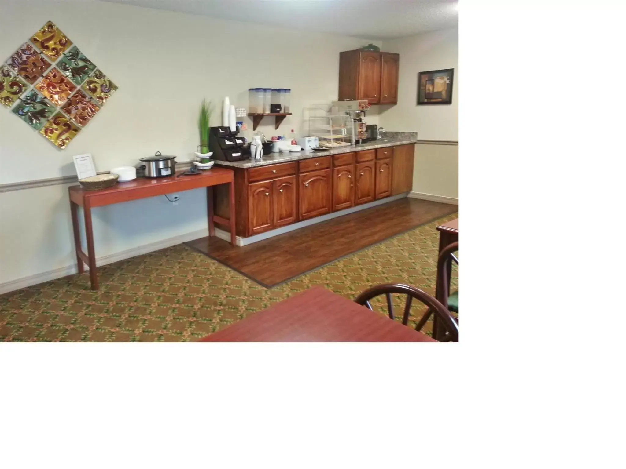 Coffee/tea facilities, Kitchen/Kitchenette in Americas Best Value Inn & Suites - Little Rock - Maumelle