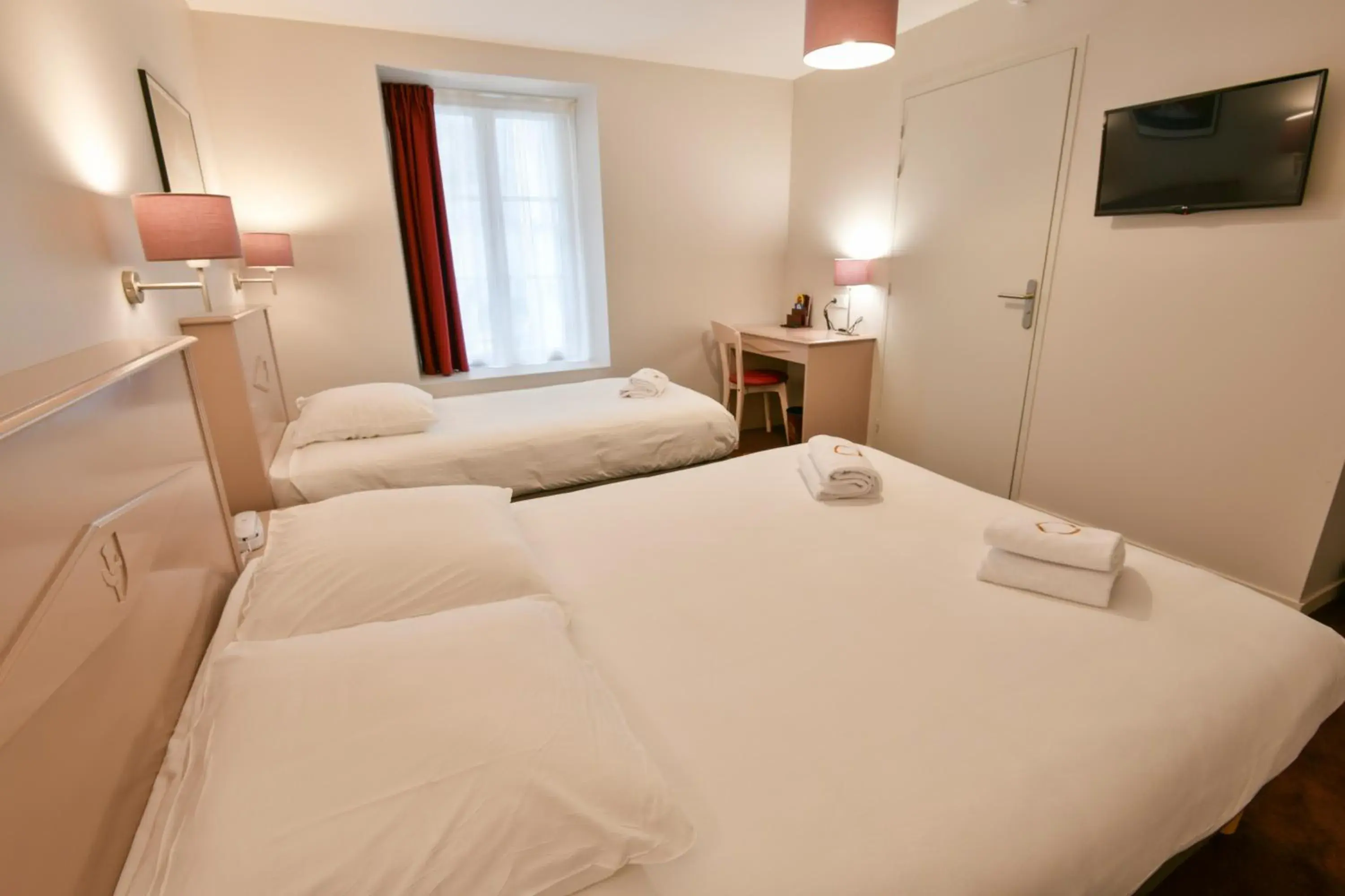 TV and multimedia, Bed in Hôtel Le Roncevaux