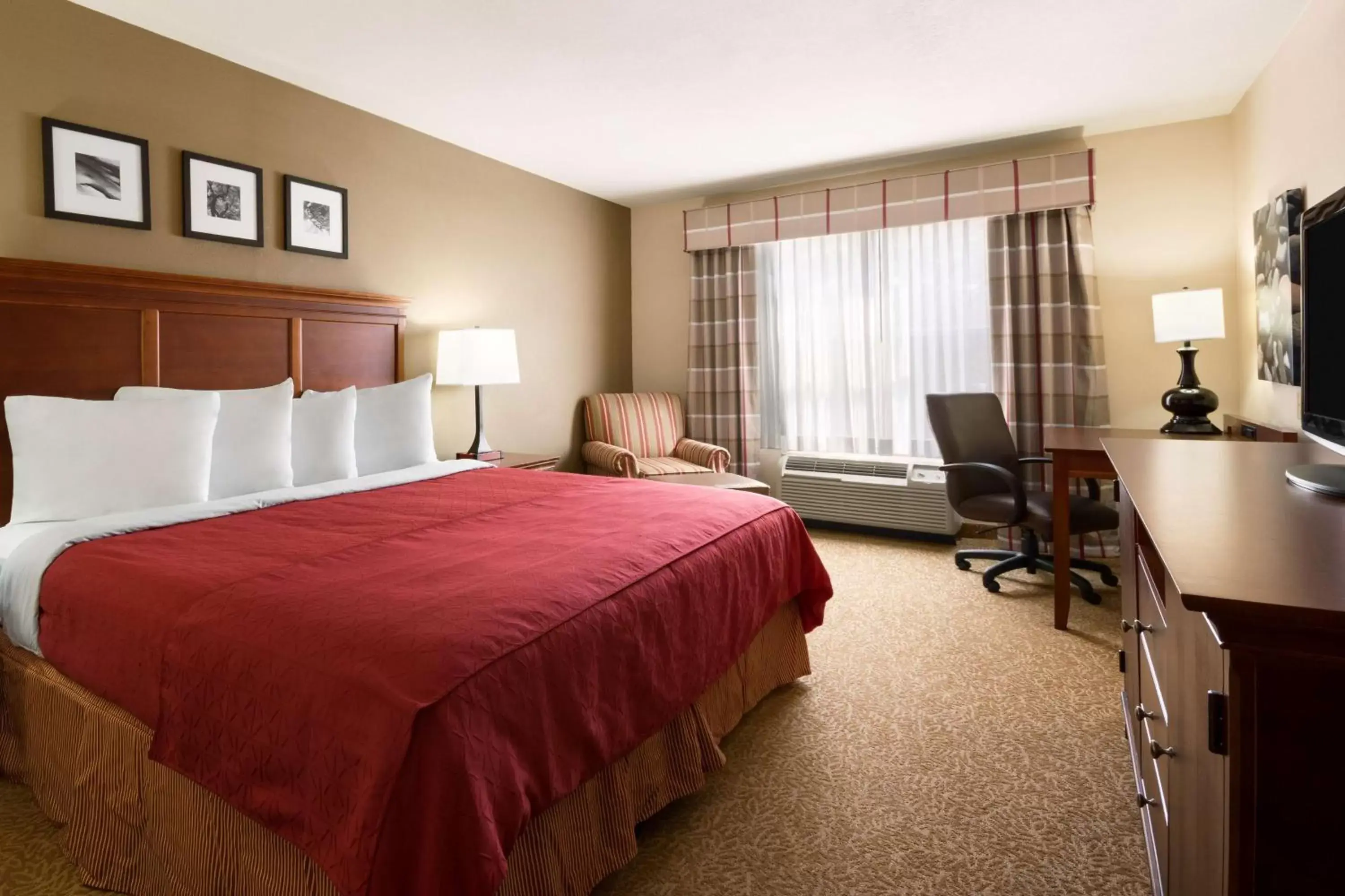 Photo of the whole room, Bed in Country Inn & Suites by Radisson, Atlanta I-75 South, GA