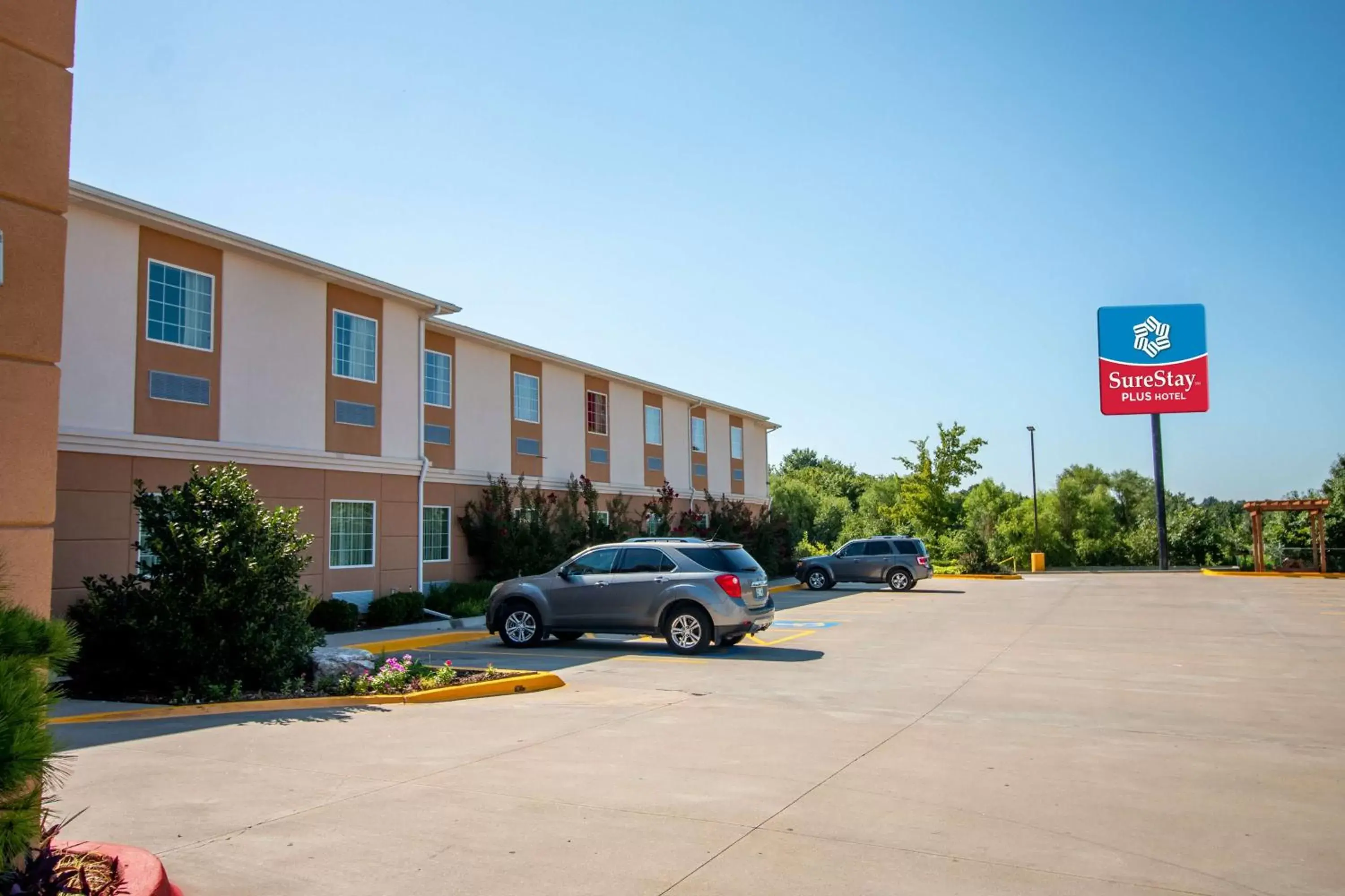 Property Building in SureStay Plus Hotel by Best Western Owasso Tulsa North