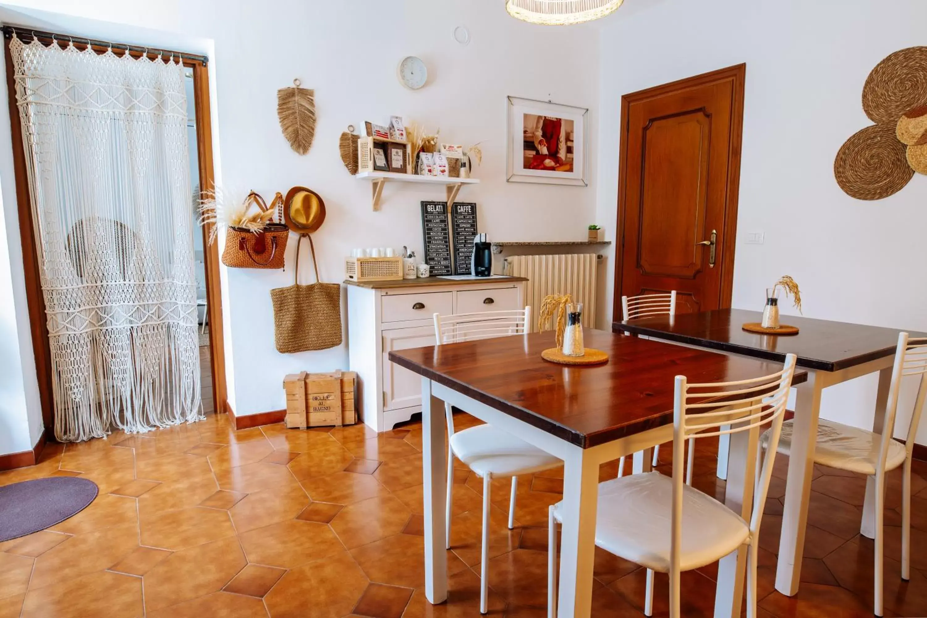 Dining area, Kitchen/Kitchenette in Amy B&B casetta di charme