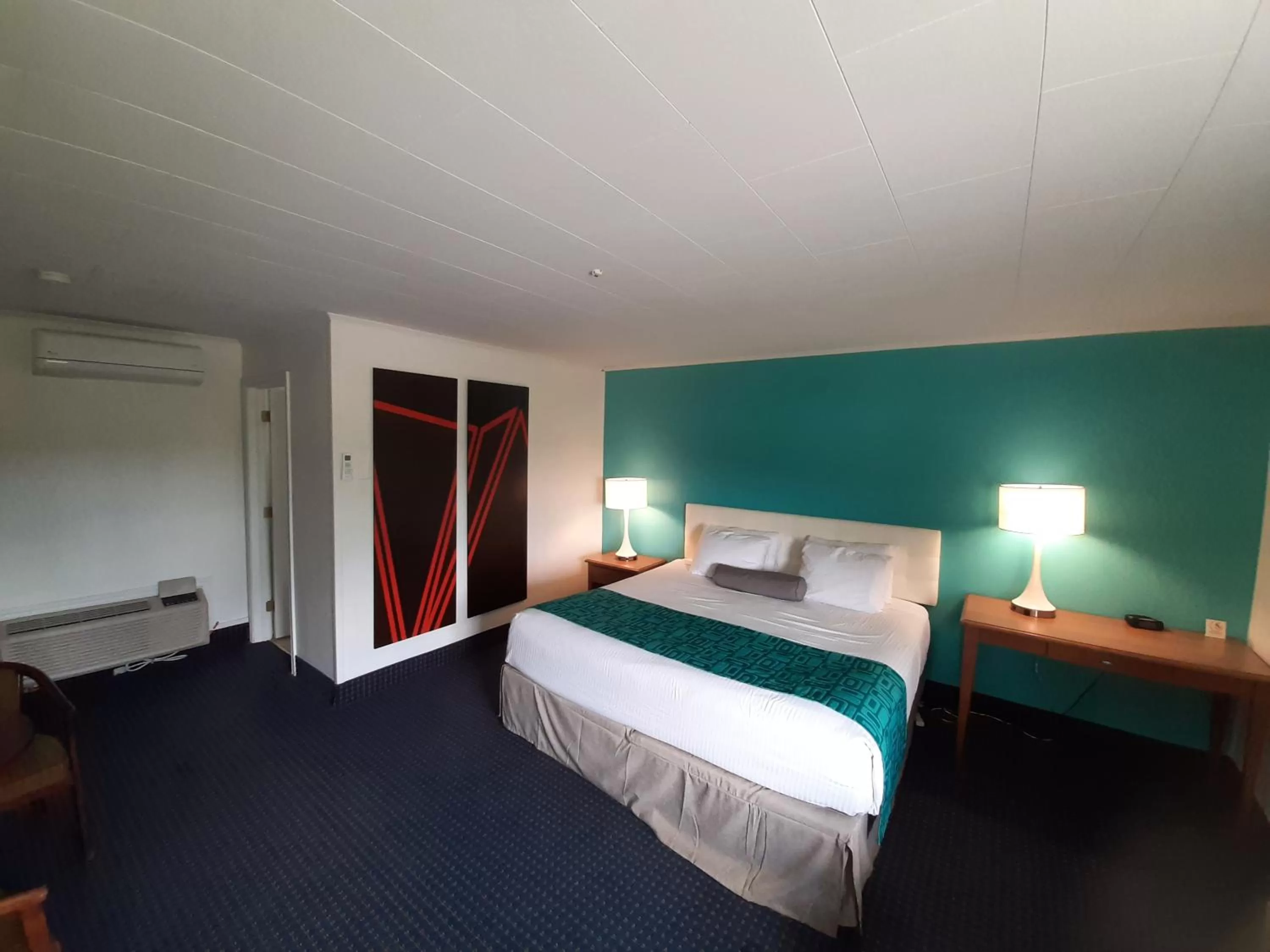 Bed in Howard Johnson by Wyndham Woodstock NB