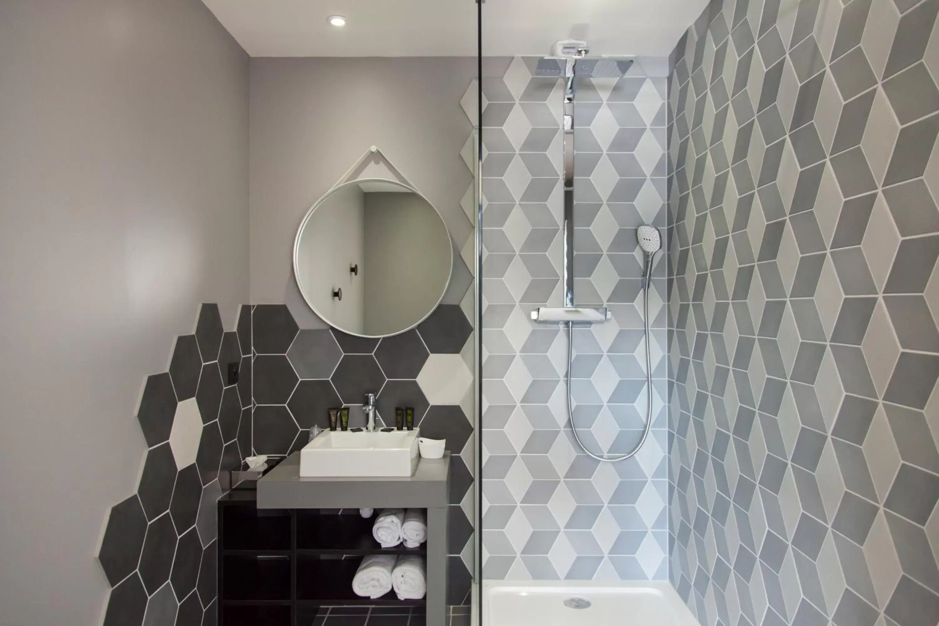 Shower, Bathroom in The Originals Boutique, Hôtel Le Lion, Clermont-Ferrand