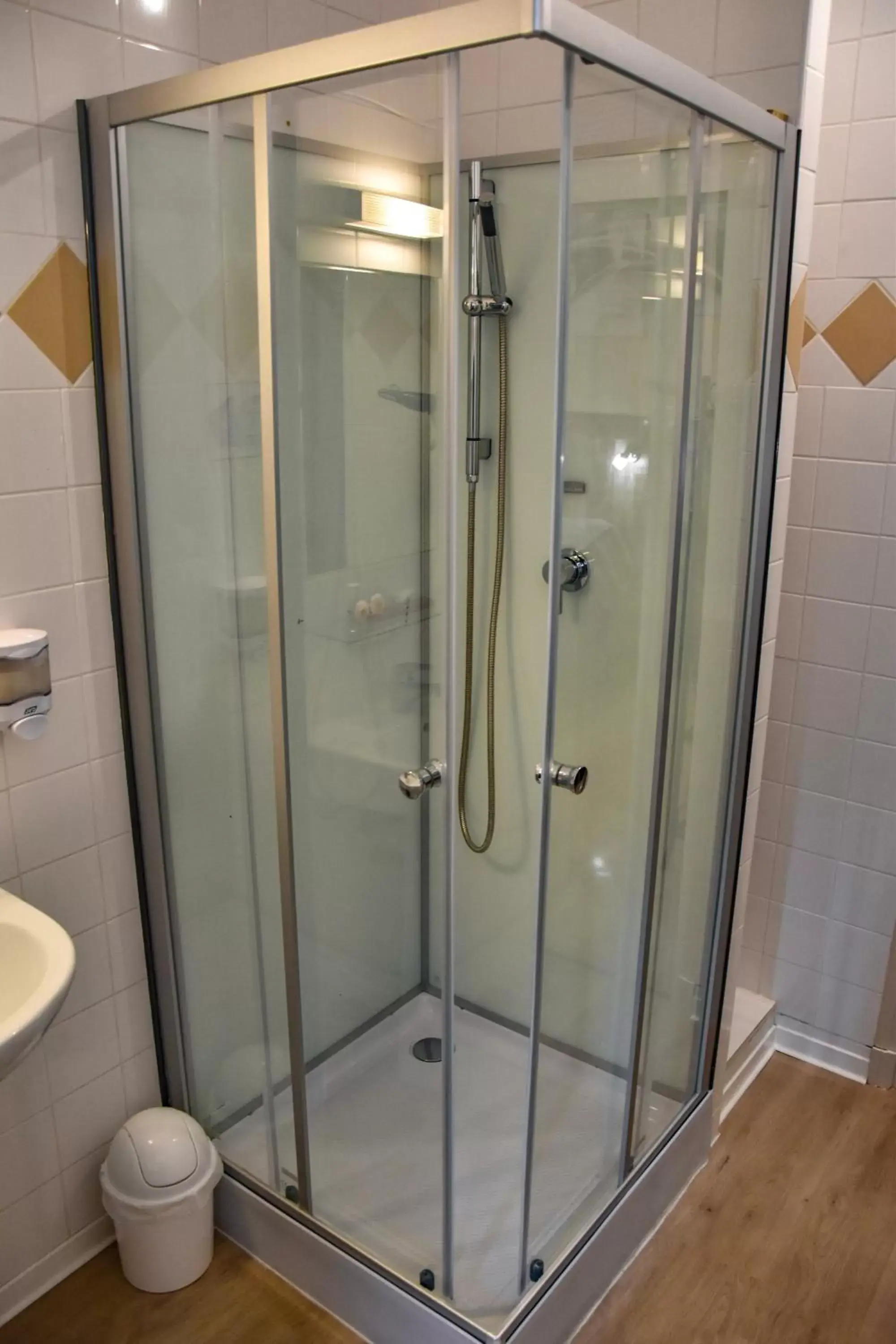 Shower, Bathroom in Hotel des Remparts