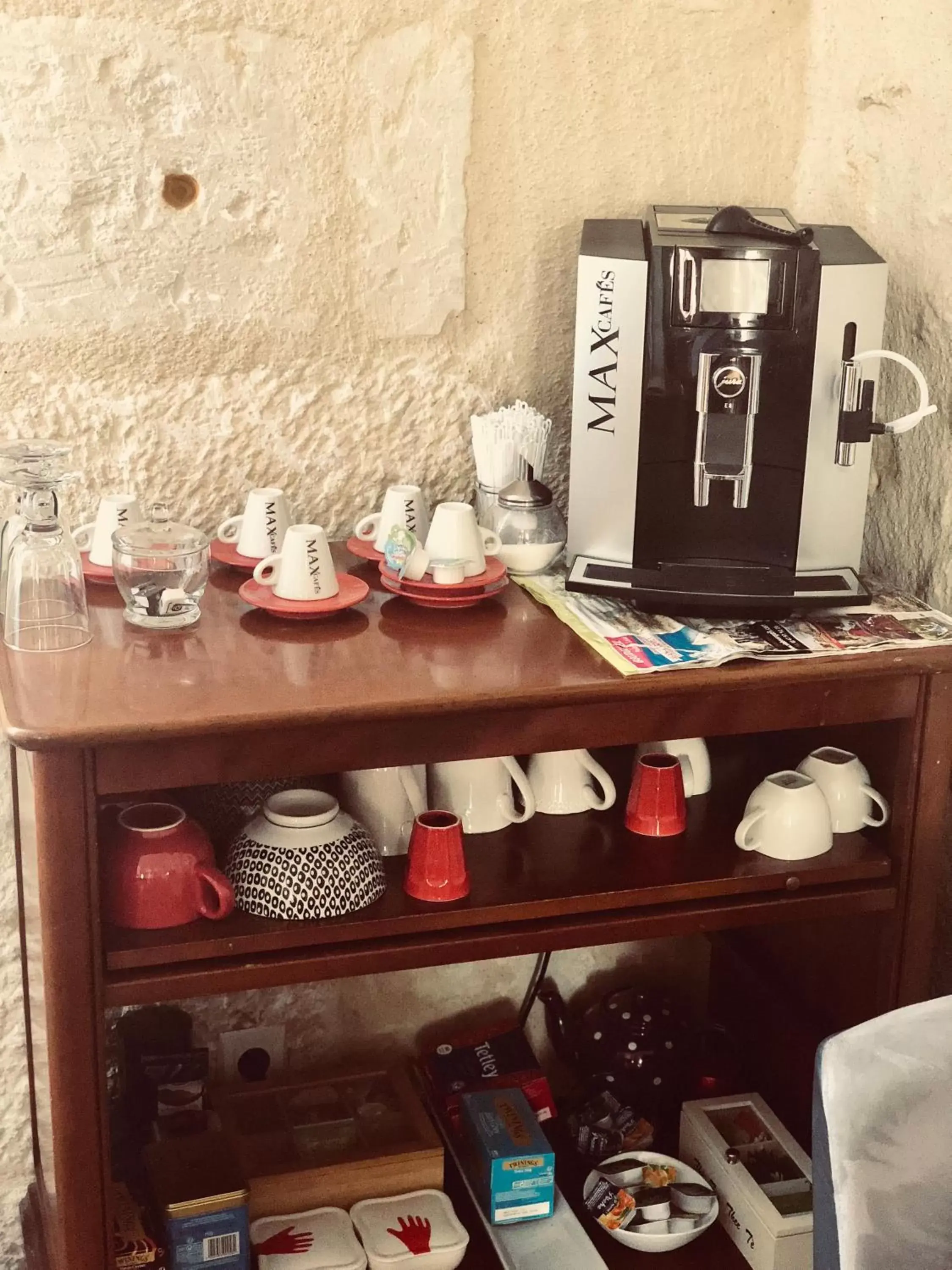 Coffee/tea facilities in A la Fleur de Lys