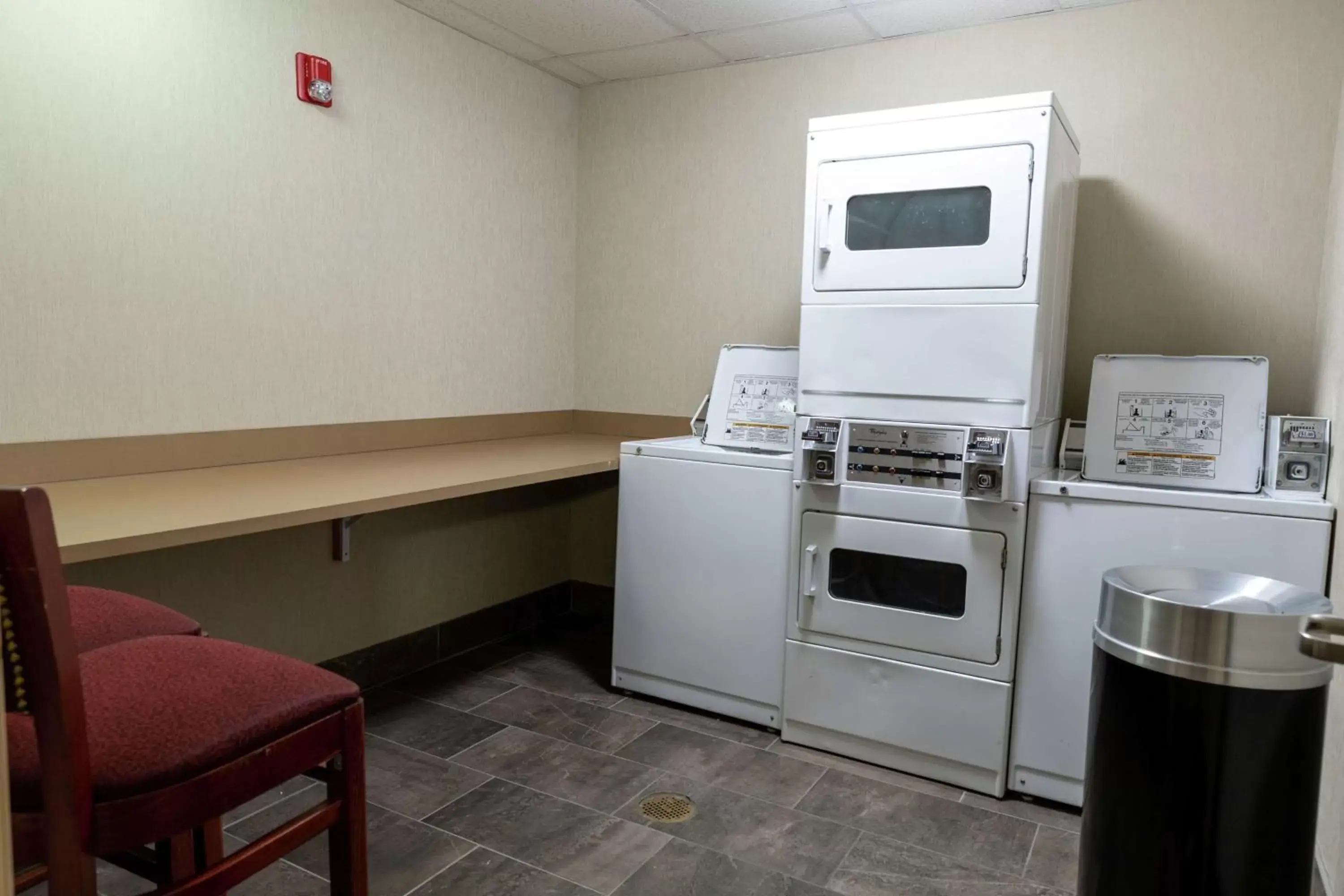 Property building, Kitchen/Kitchenette in Hilton Garden Inn West Des Moines