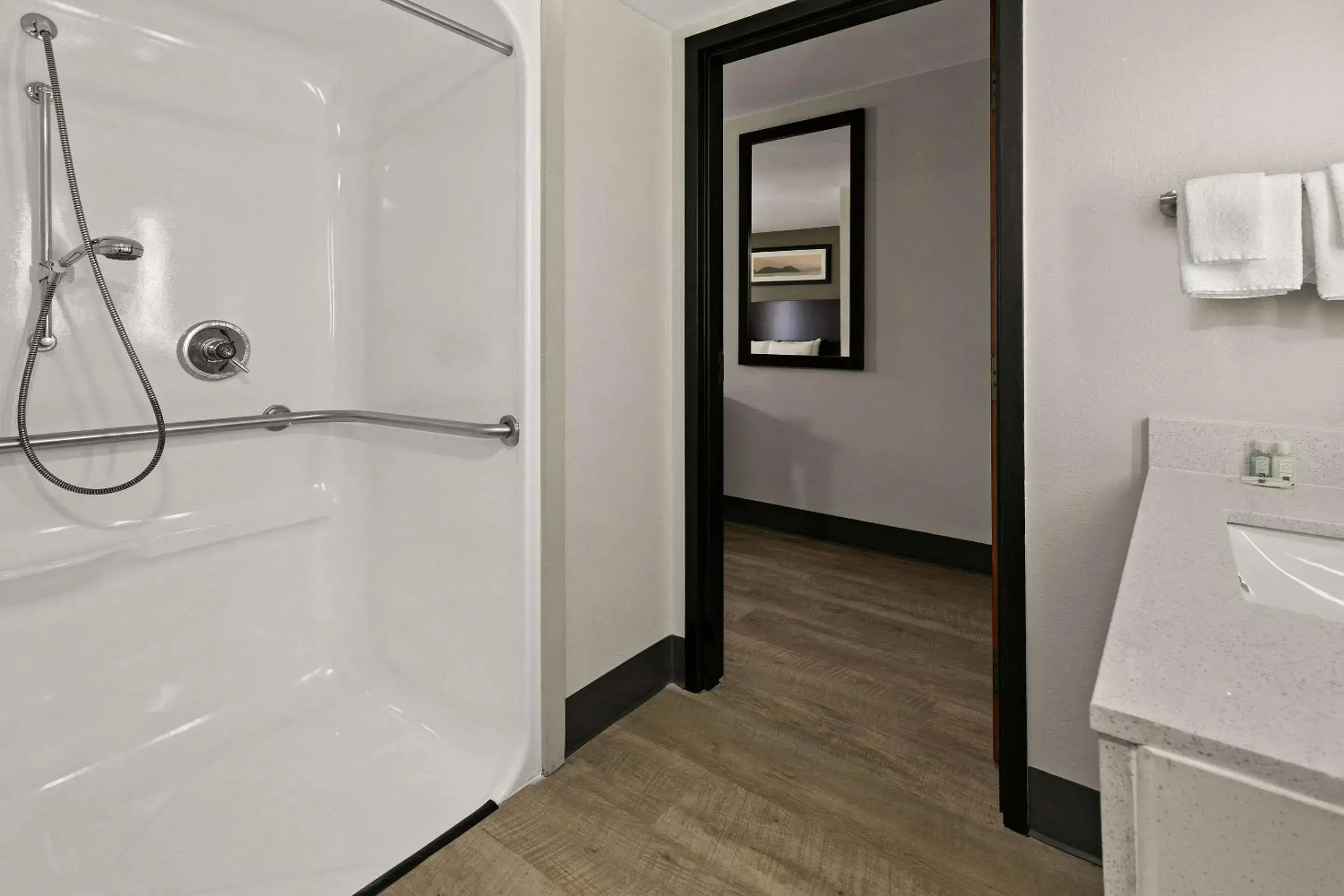 Bedroom, Bathroom in Rodeway Inn