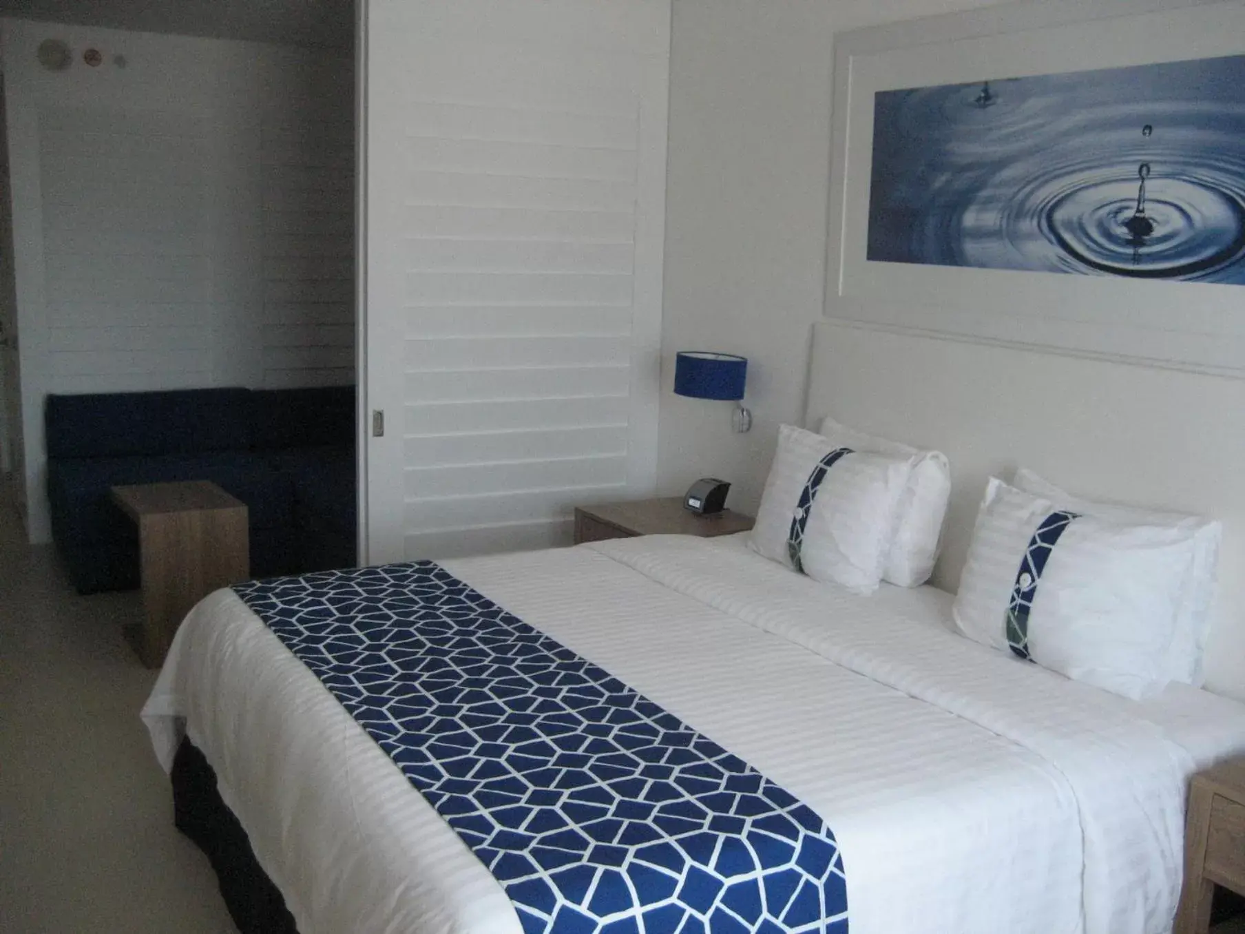 Bedroom in Holiday Inn Acapulco La Isla, an IHG Hotel
