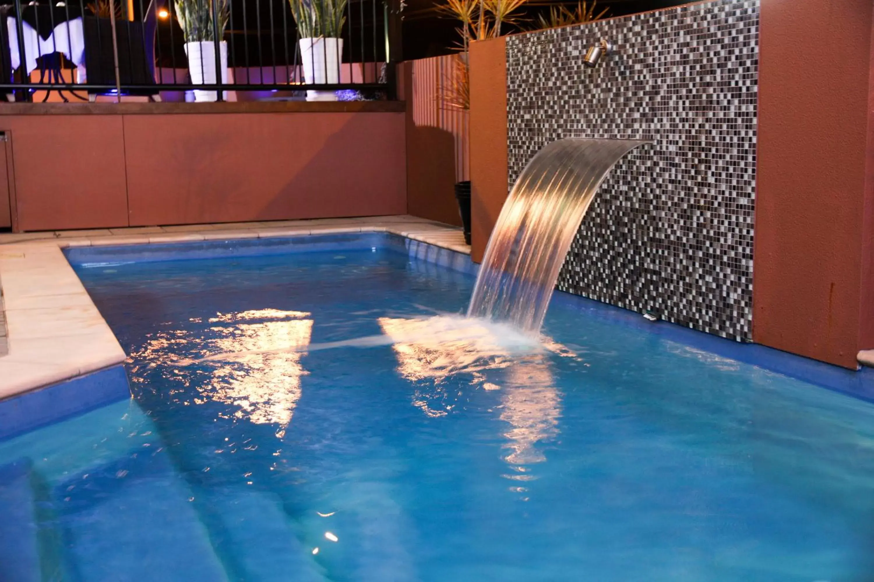 Swimming Pool in Rocky Resort Motor Inn