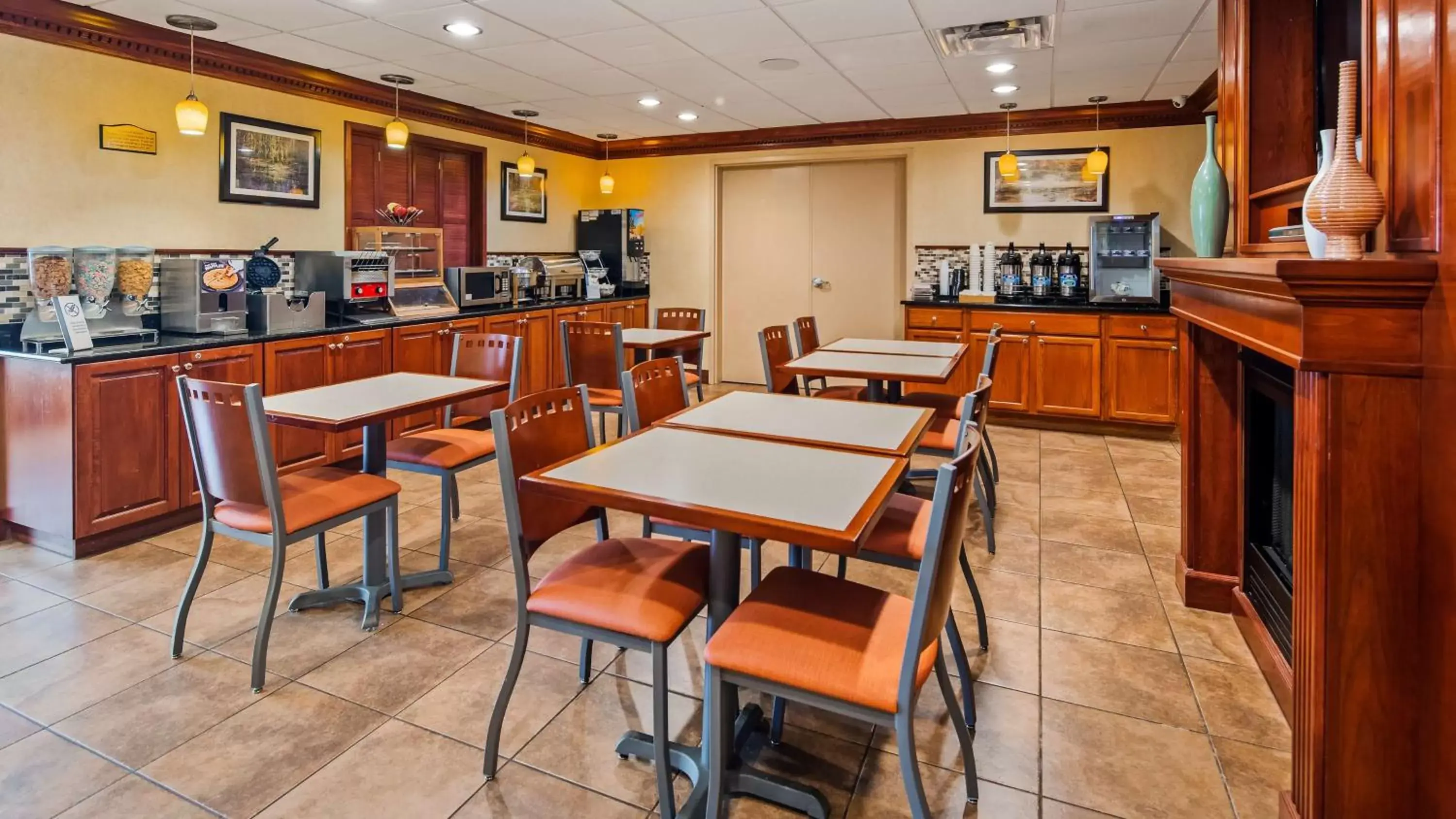 Breakfast, Restaurant/Places to Eat in Best Western Plus Strawberry Inn & Suites