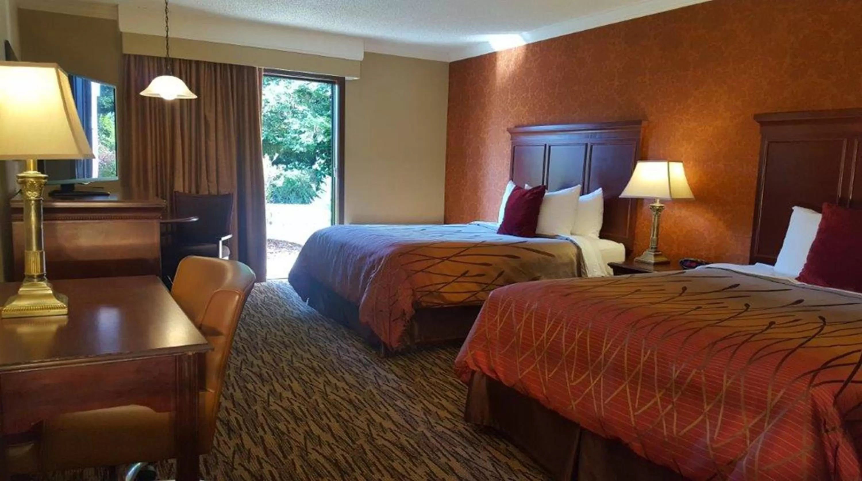 Bed in Best Western Plus Humboldt House Inn