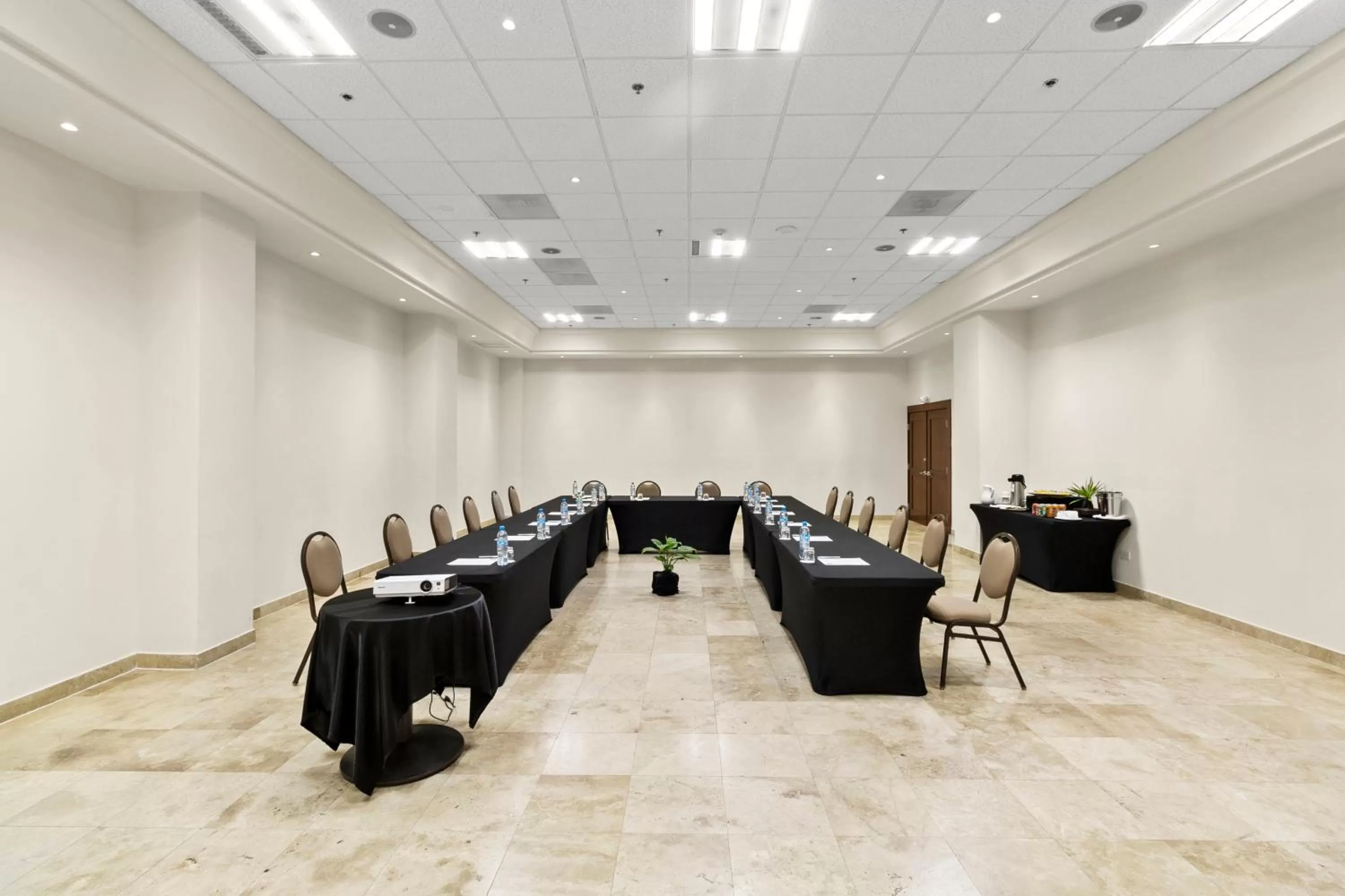 Meeting/conference room in Hotel Aeropuerto Los Cabos