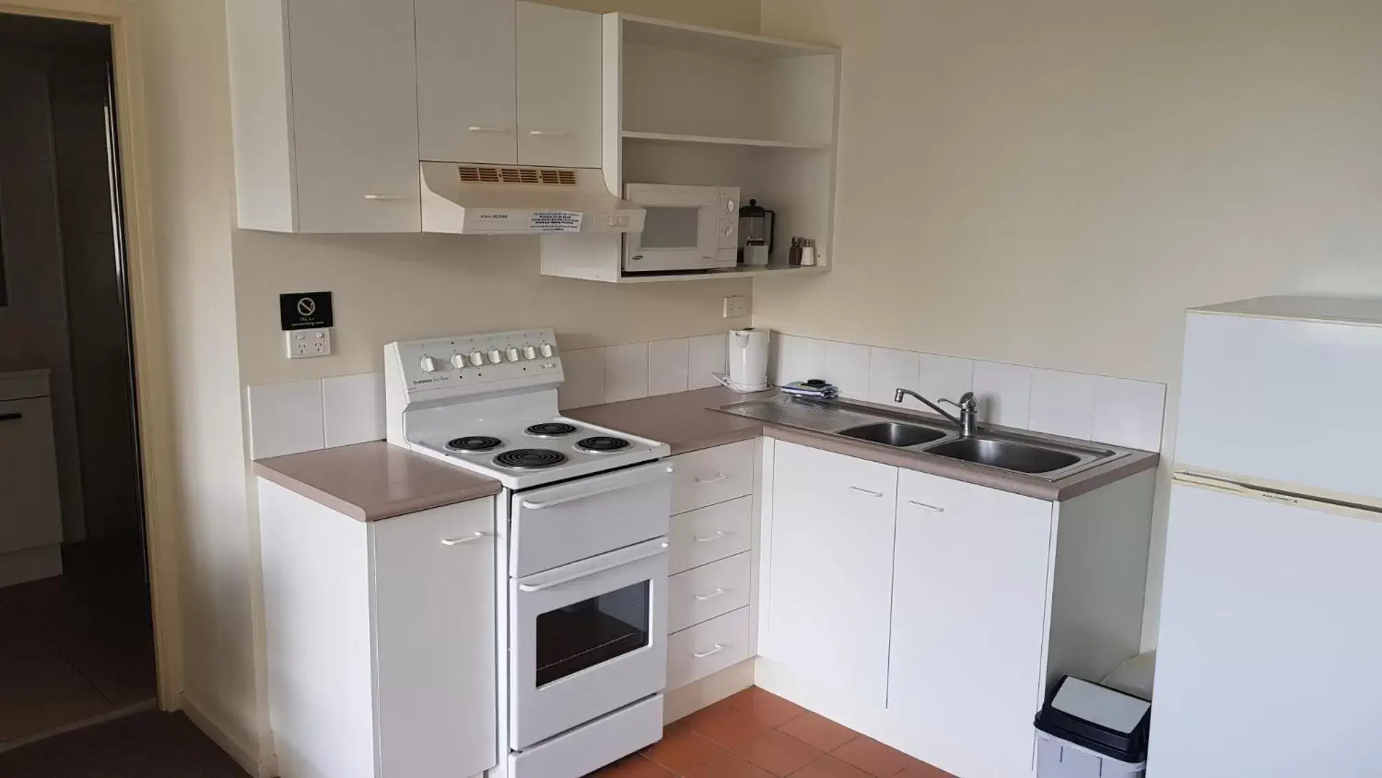 Kitchen/Kitchenette in Chasely Apartment Hotel