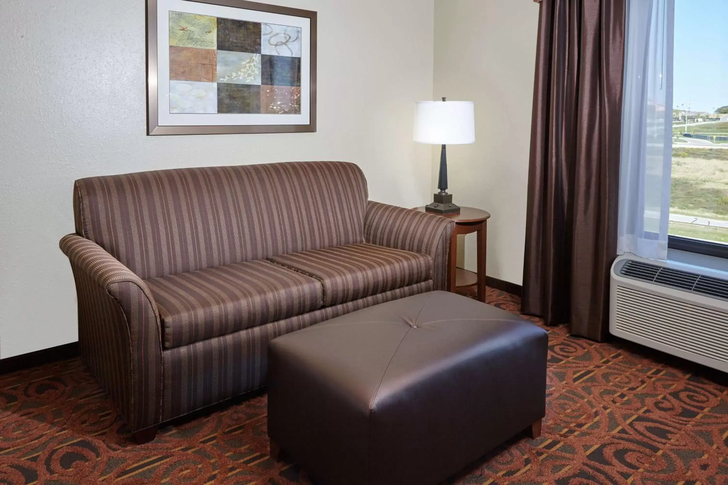 Bed, Seating Area in Hampton Inn & Suites Milwaukee/Franklin