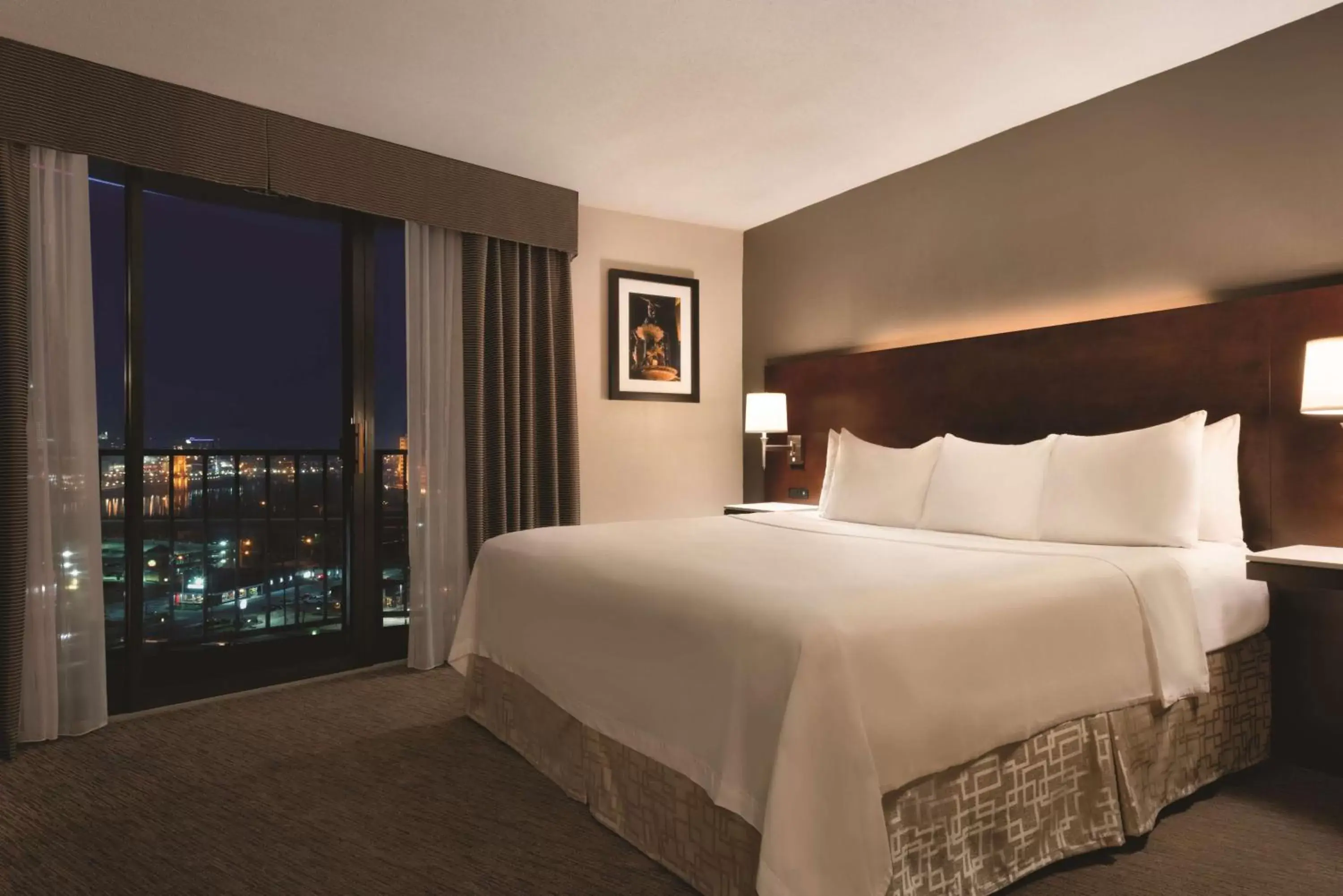 Photo of the whole room, Bed in Radisson Hotel Cincinnati Riverfront
