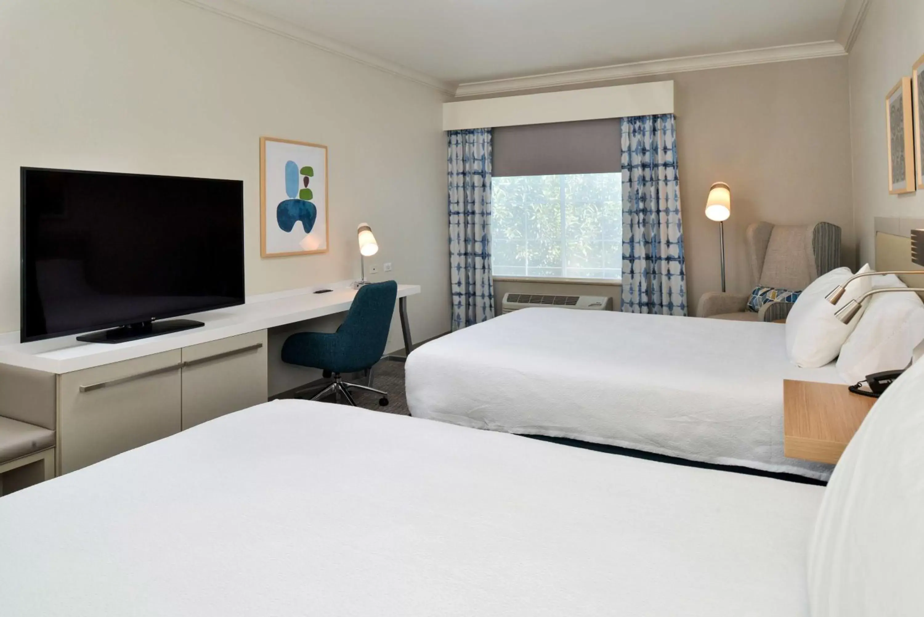 Bed, TV/Entertainment Center in Hilton Garden Inn Napa