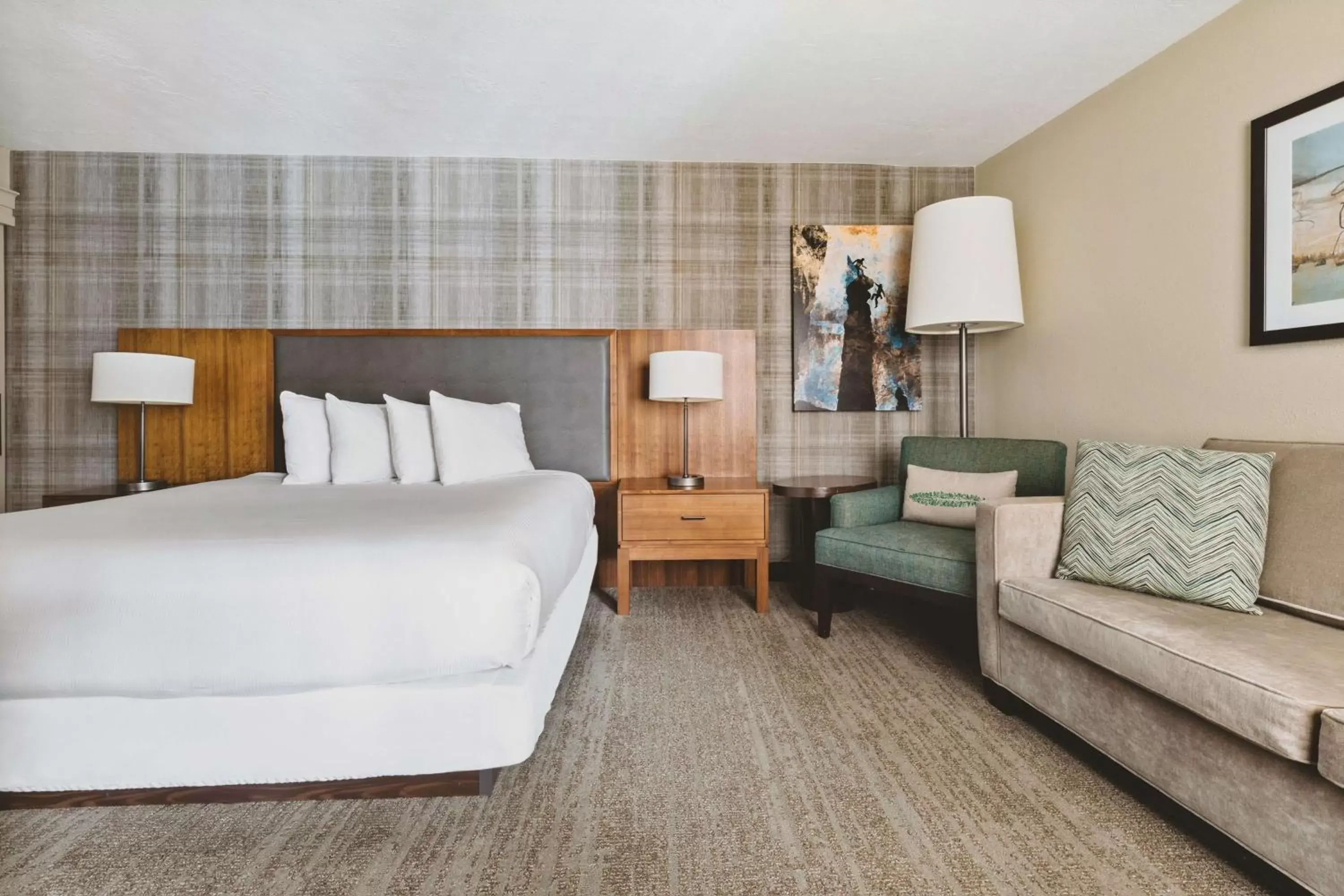 Living room, Bed in DoubleTree by Hilton Park City - The Yarrow