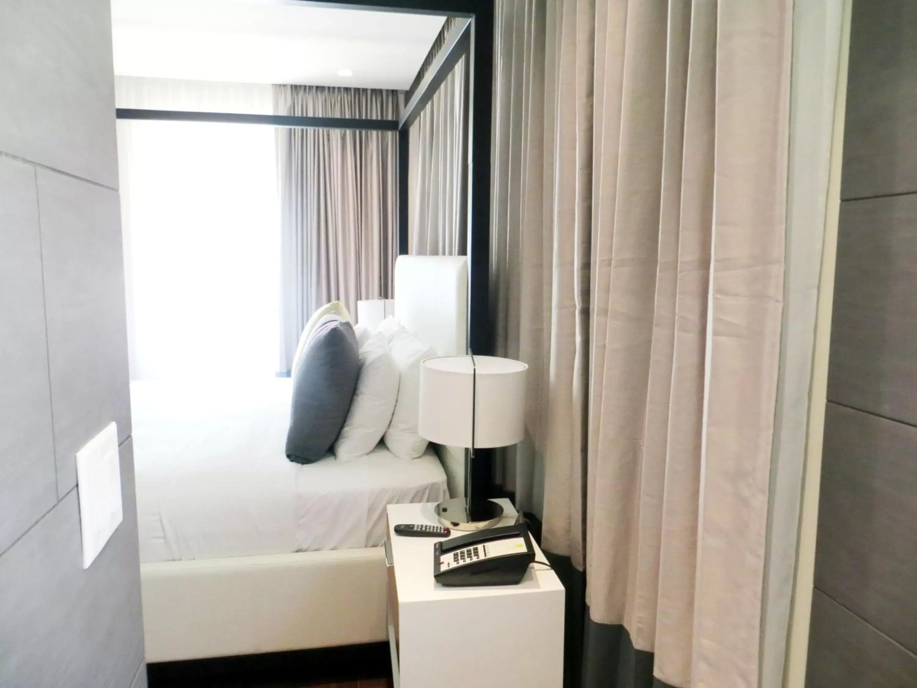 Bed, Seating Area in Leslie Hotel Ocean Drive