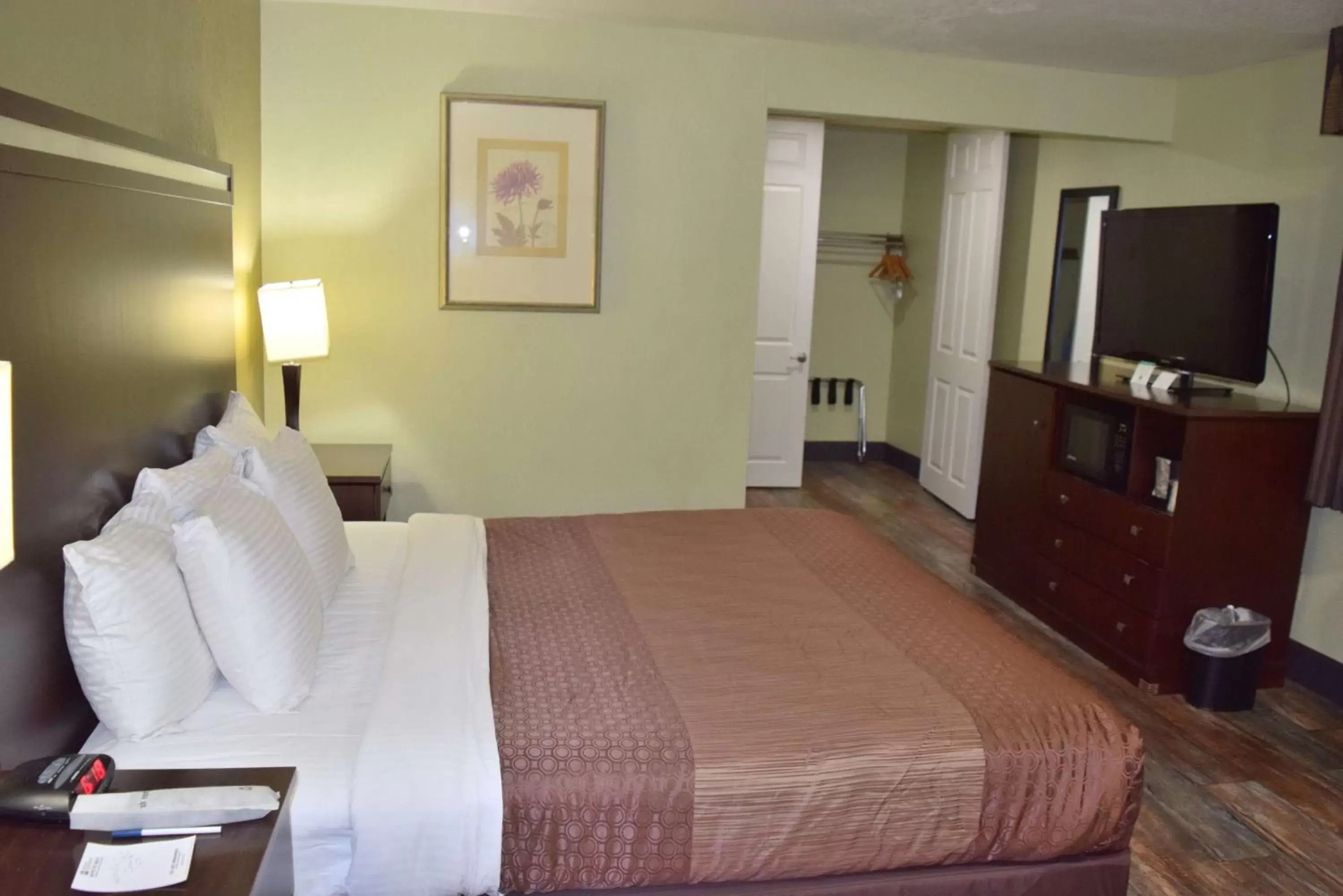 Photo of the whole room, Bed in Best Western Anderson Inn