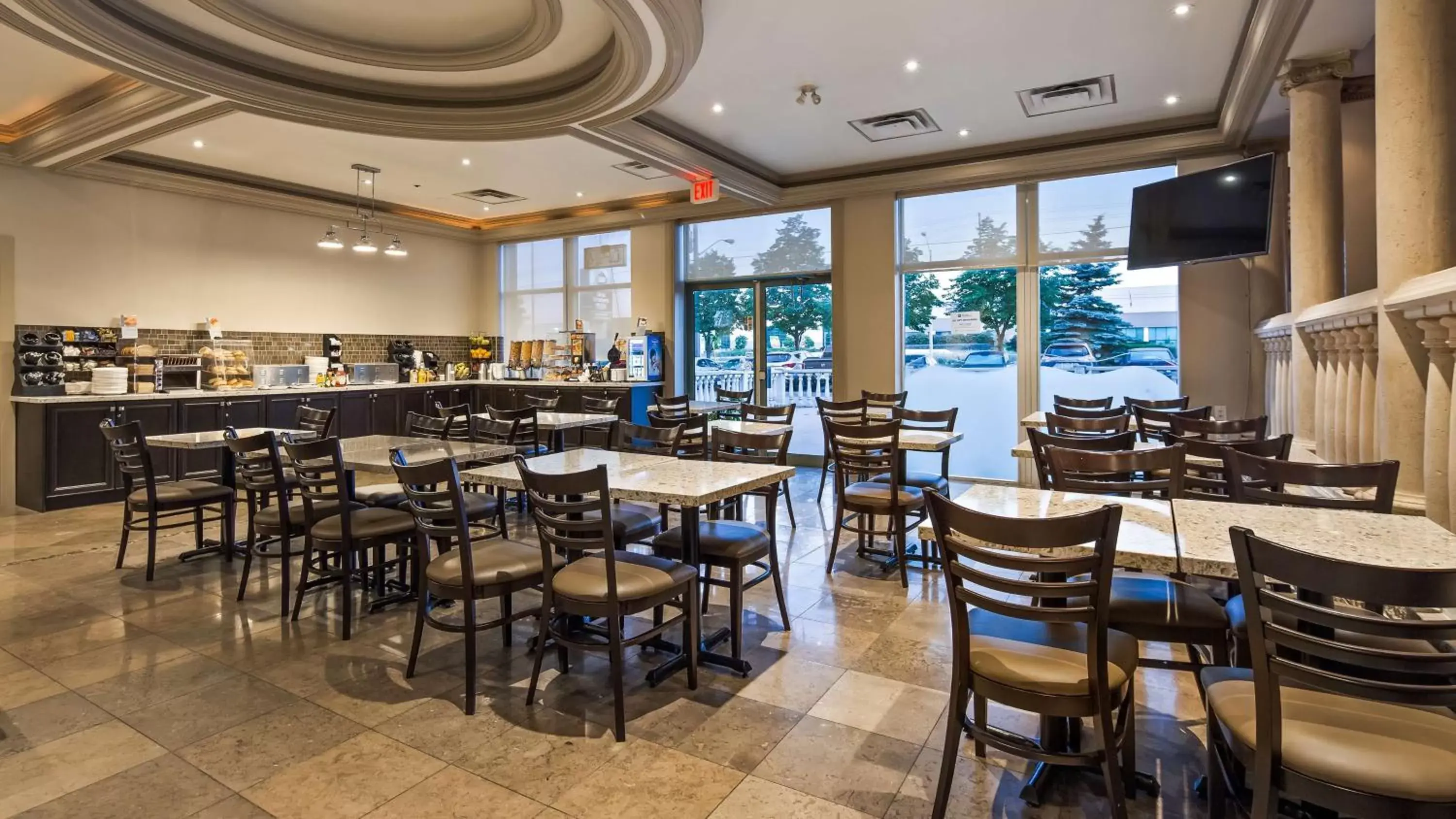 Breakfast, Restaurant/Places to Eat in Best Western Plus Travel Hotel Toronto Airport