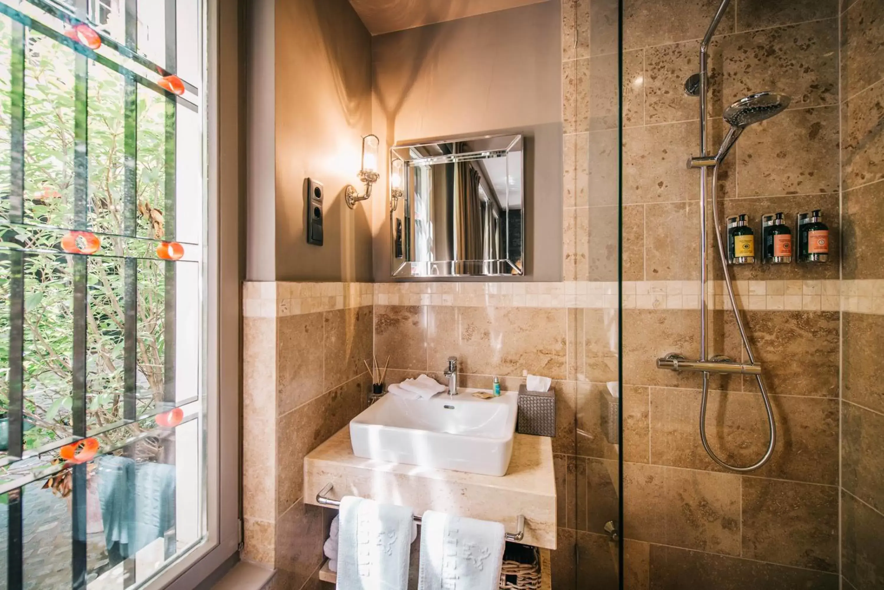 Bathroom, Restaurant/Places to Eat in BALTAZÁR Boutique Hotel by Zsidai Hotels at Buda Castle