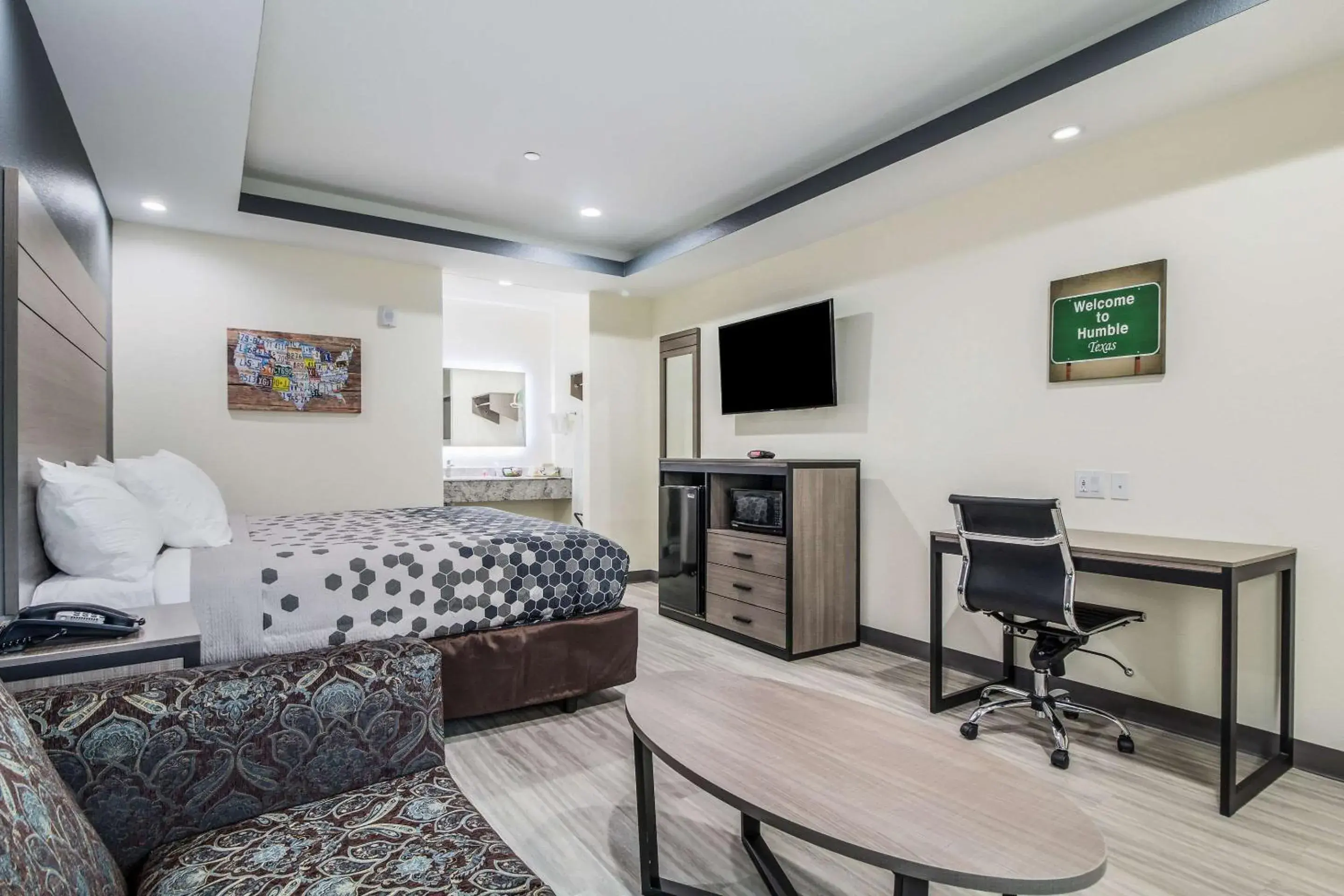 Photo of the whole room, TV/Entertainment Center in Econo Lodge Inn & Suites Humble FM1960 - IAH Airport