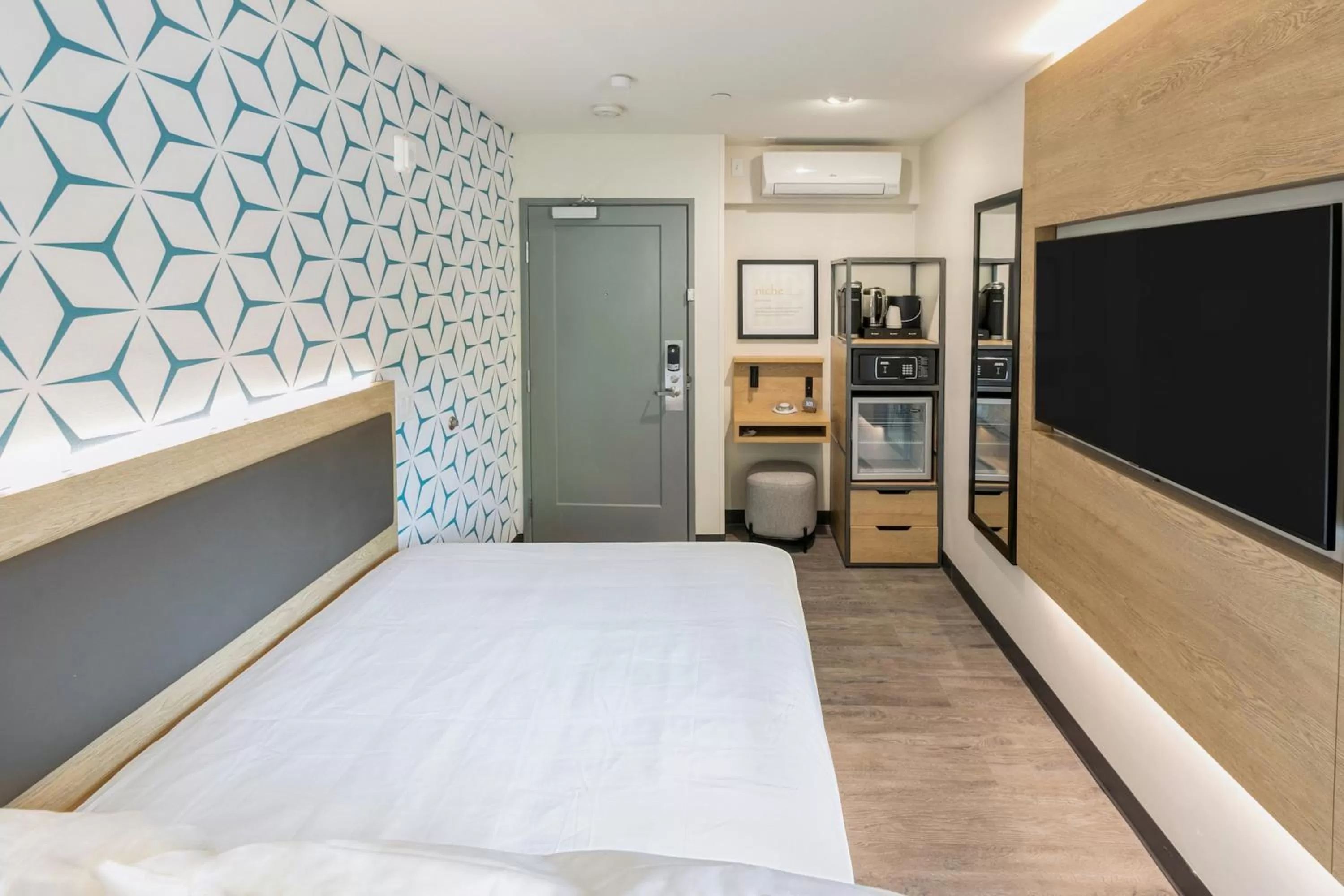 Photo of the whole room, Bed in Kasa Niche Hotel Redwood City