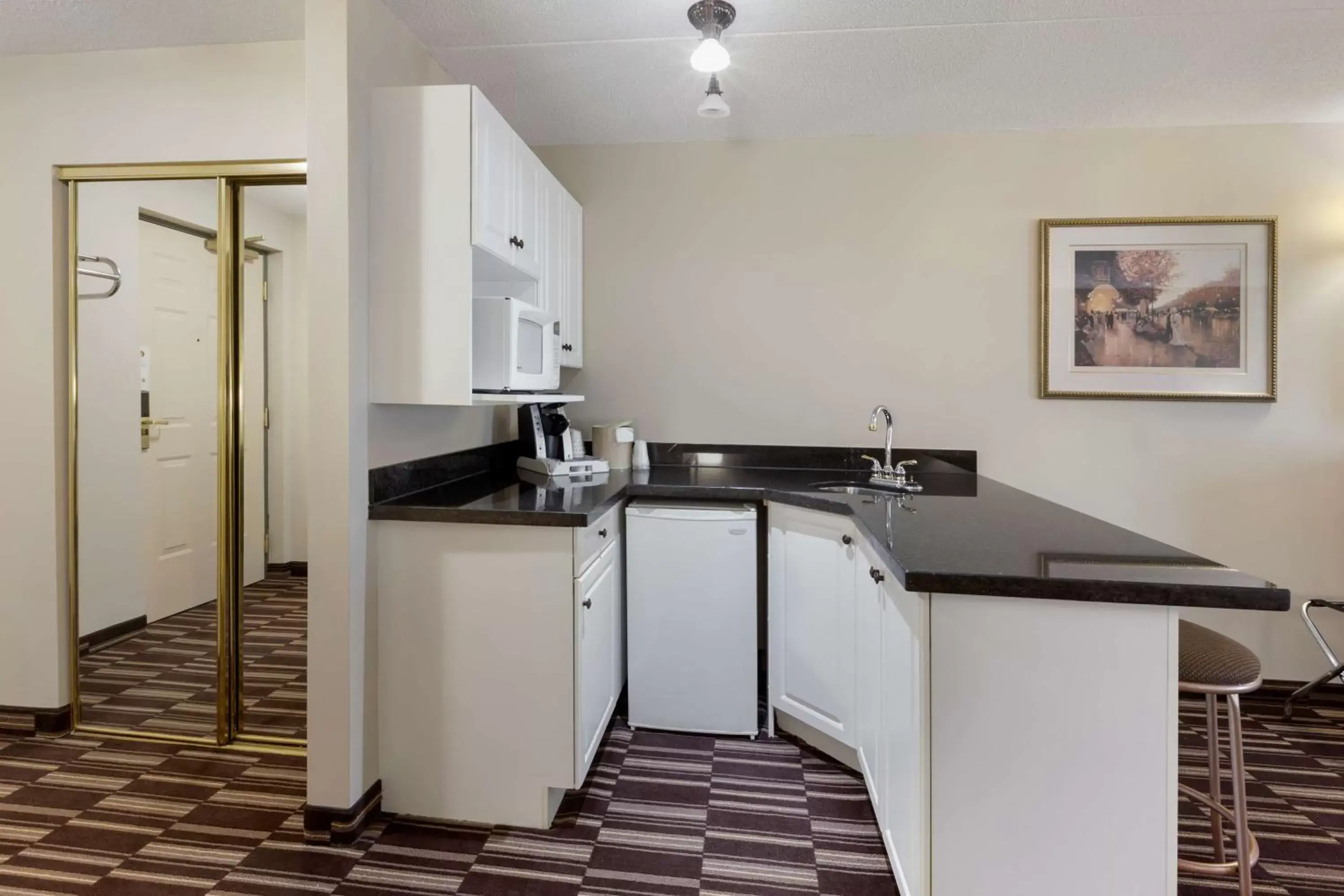 Bedroom, Kitchen/Kitchenette in Best Western Plus Orillia Hotel Bedroom, Kitchen/Kitchenette in Best Western Plus Orillia Hotel