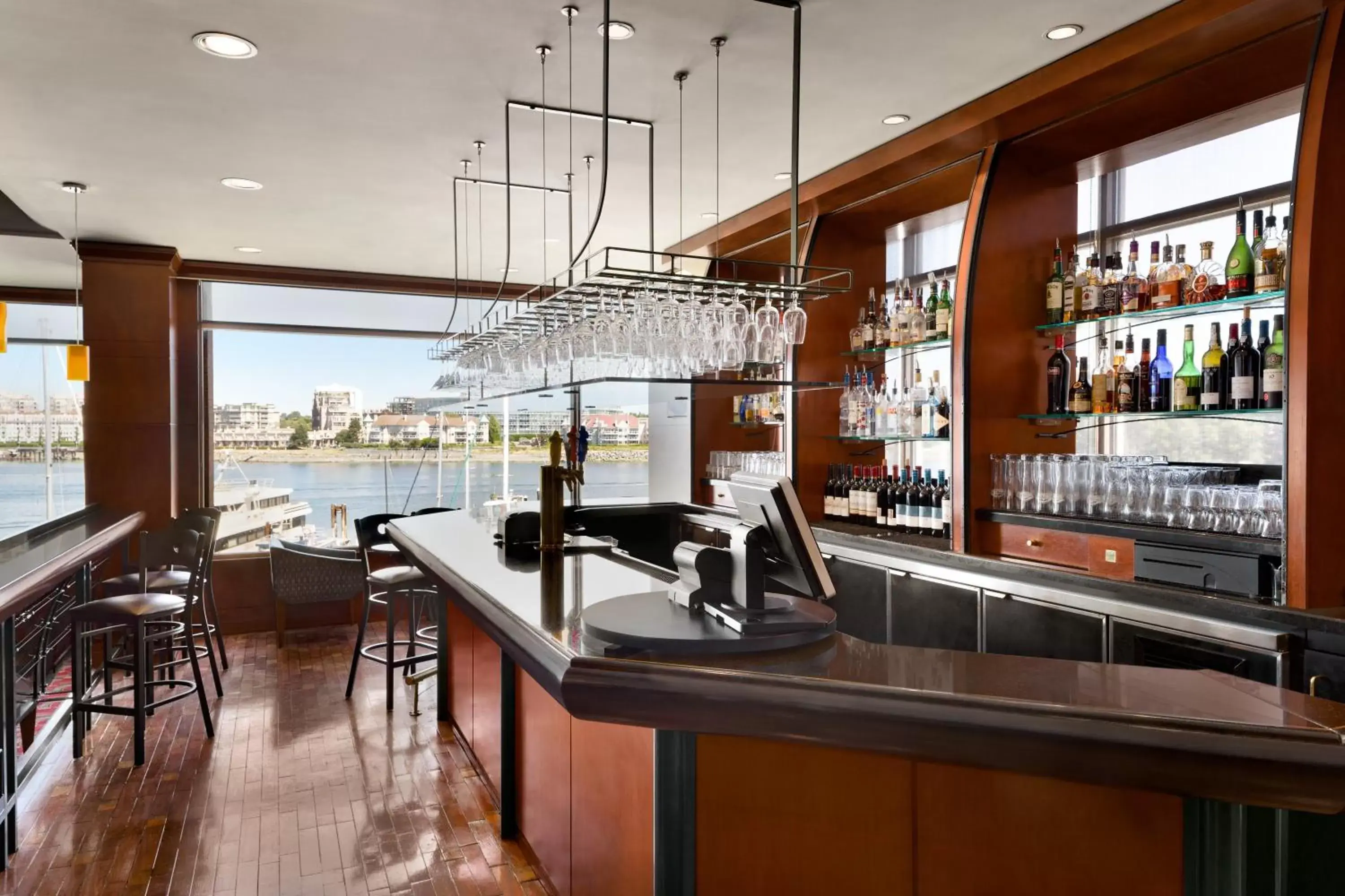 Lounge or bar, Lounge/Bar in Coast Victoria Hotel & Marina by APA