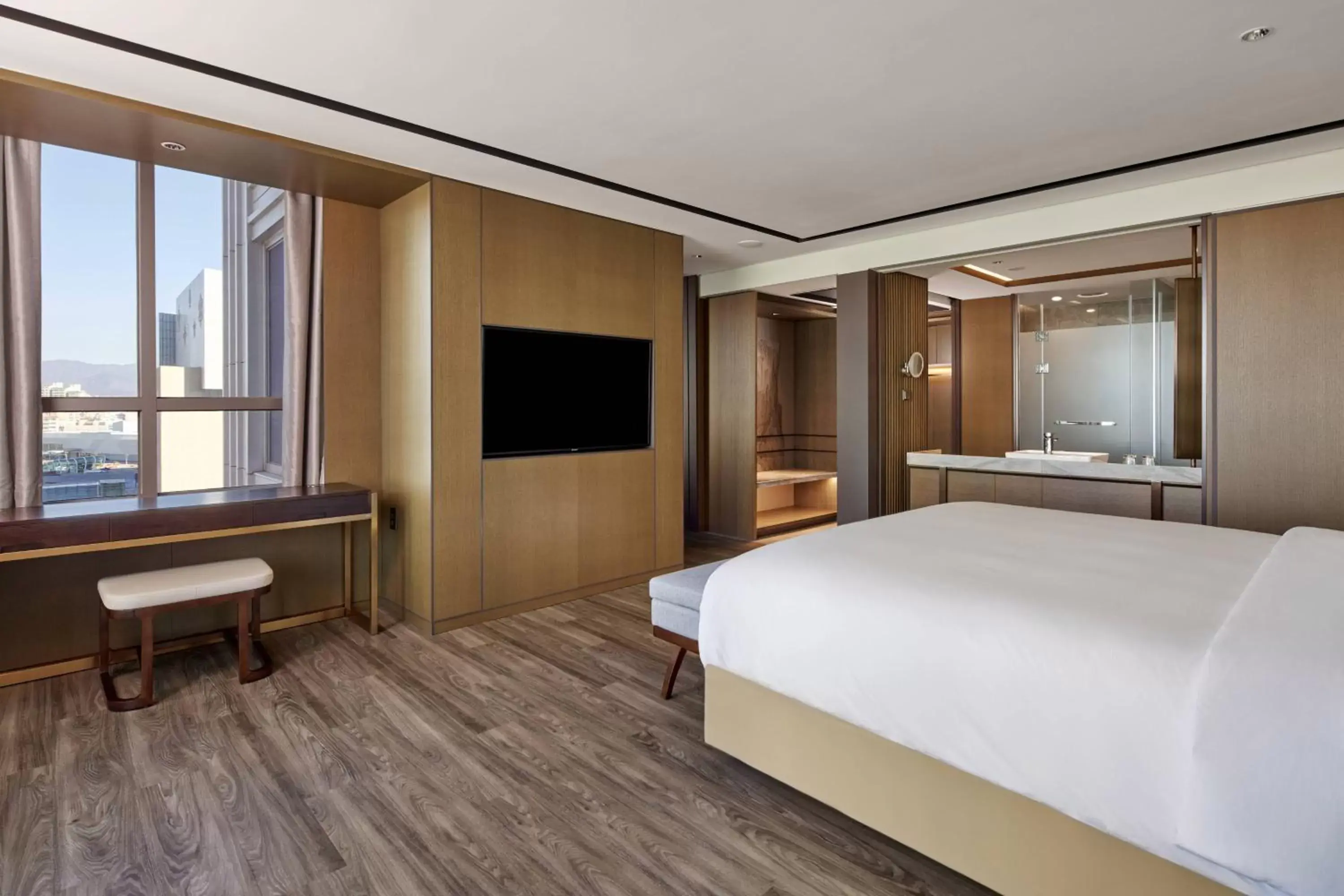 Bedroom, Bed in Daegu Marriott Hotel