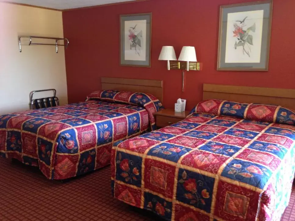 Photo of the whole room, Bed in DeQueen Courtyard Inn