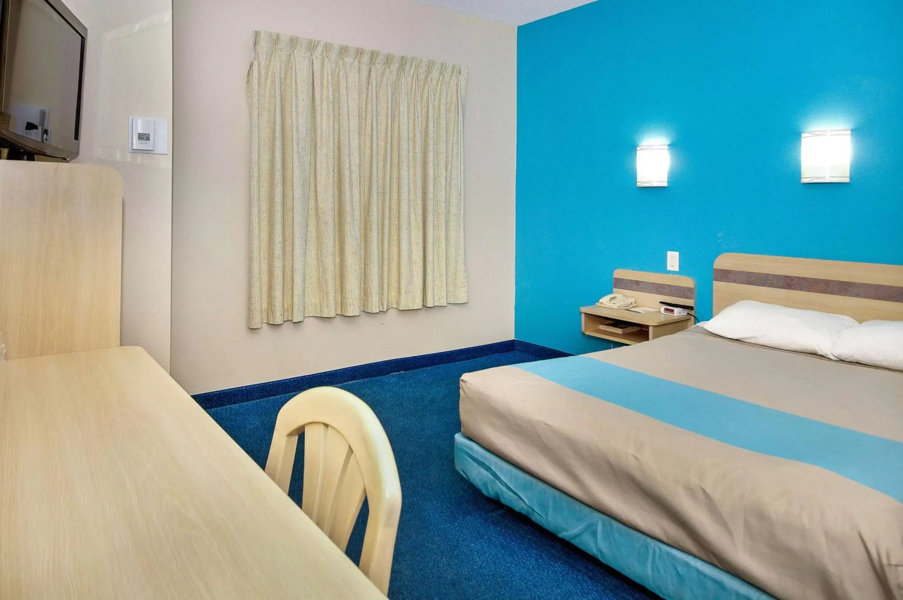 TV and multimedia, Bed in Motel 6-Peterborough, ON TV and multimedia, Bed in Motel 6-Peterborough, ON