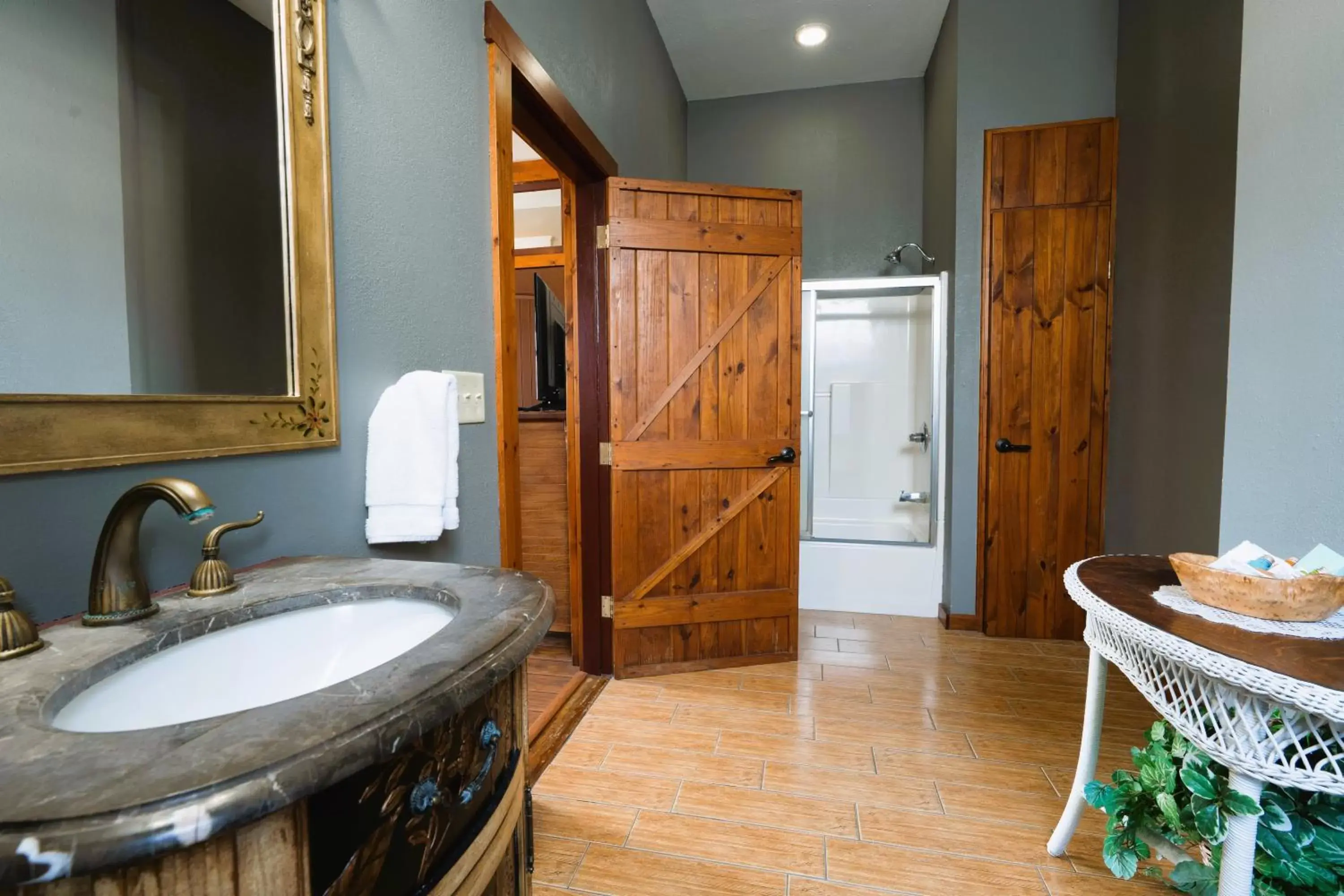 Bathroom in Oak Park Inn