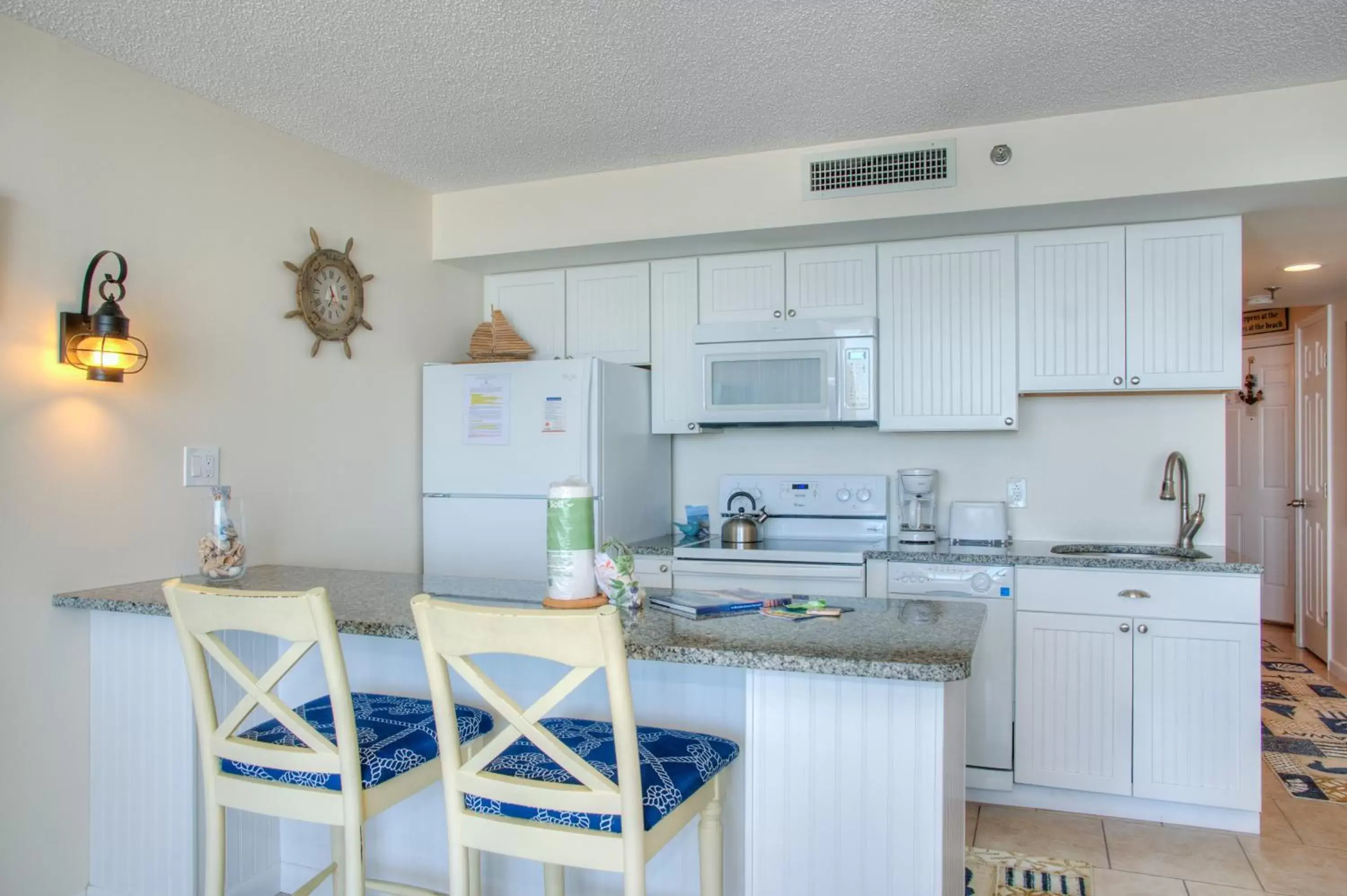 Kitchen or kitchenette, Kitchen/Kitchenette in Ocean Forest Plaza by Palmetto Vacations