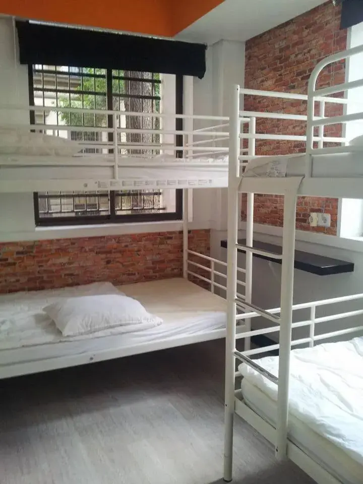 Single Bed in 8-Bed Female Dormitory Room in Hostels Meetingpoint